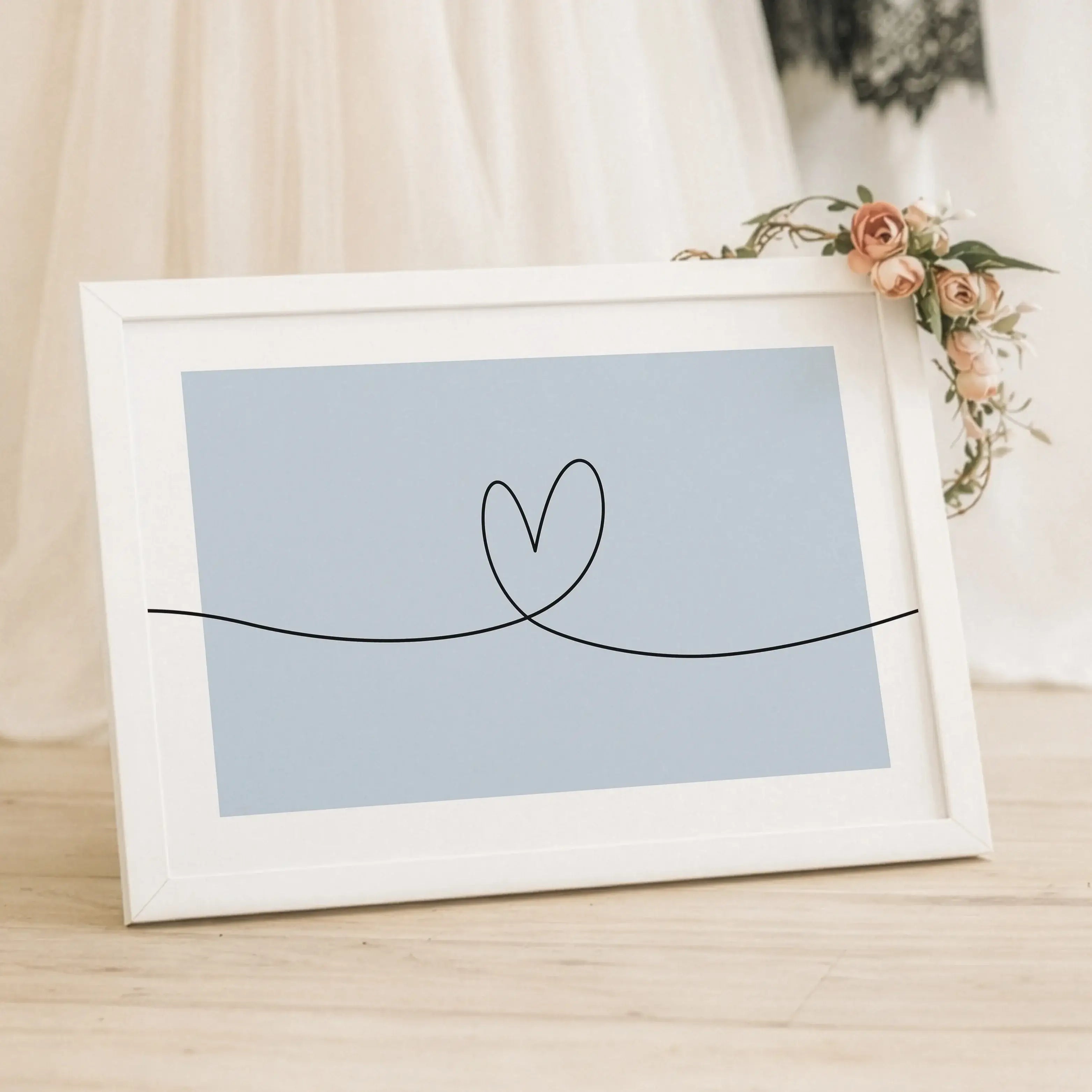 Herzlinie Poster No2-Poster-famprints-Das Herzlinie Poster No2 ist ein modernes Line Art Poster mit klarer Linienführung. Eine schwarze, durchgehende Linie verläuft von links nach rechts über das gesamte Motiv und formt in der Mitte eine schlichte Herzkon