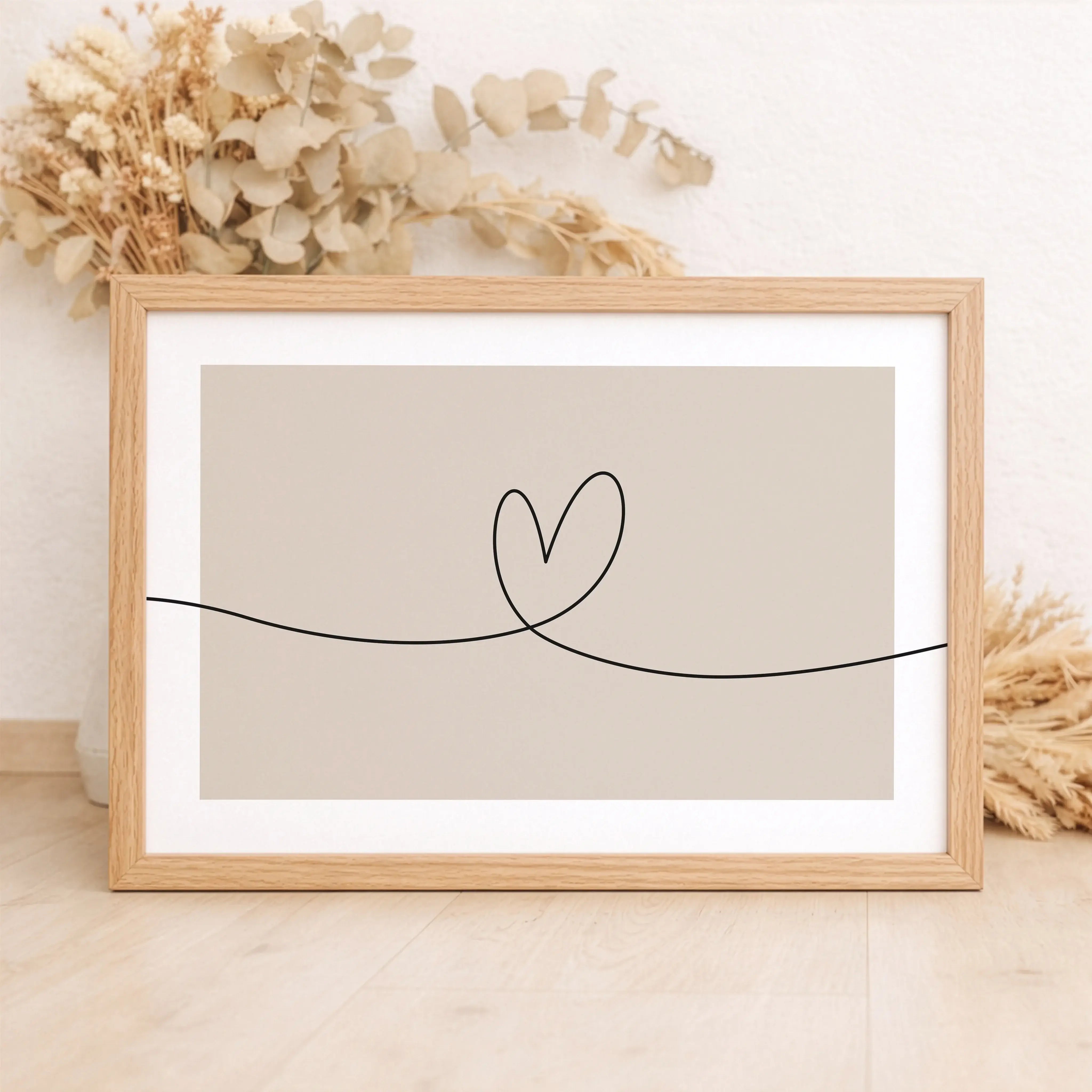 Herzlinie Poster No2-Poster-famprints-Das Herzlinie Poster No2 ist ein modernes Line Art Poster mit klarer Linienführung. Eine schwarze, durchgehende Linie verläuft von links nach rechts über das gesamte Motiv und formt in der Mitte eine schlichte Herzkon