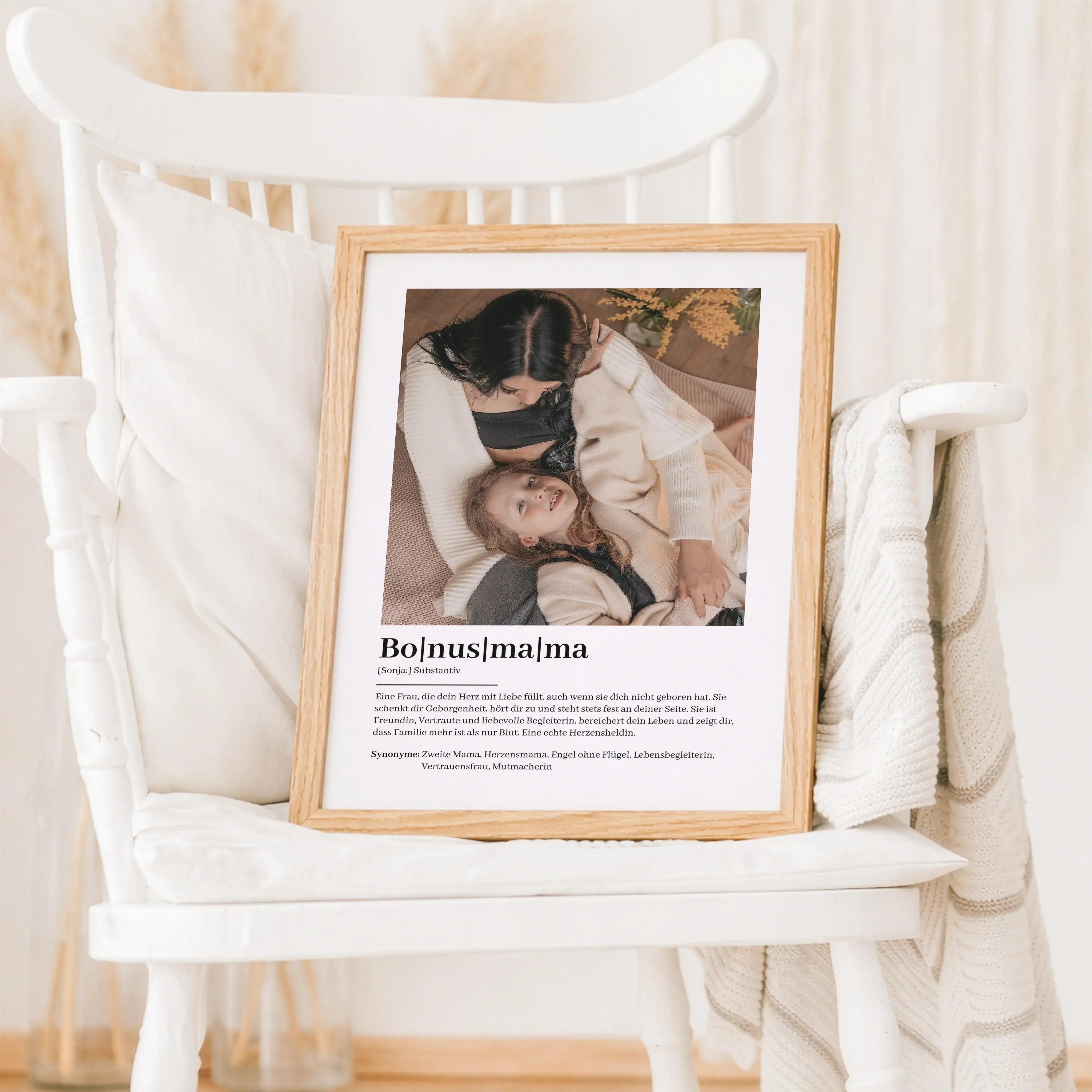Bonusmama Definition Poster mit Foto-Personalisiertes Poster-famprints-Das Bonusmama Definition Poster mit Foto von famprints ist ein persönliches Geschenk für eine Frau, die im Alltag eine besondere Rolle spielt. Als liebevoll gestaltetes Wandbild verbin