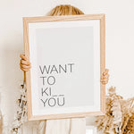 Poster 'Want to kiss'-famprints-Poster-Auf dem Poster Liebe 'Want to kiss' findest du den Schriftzug 'Want to kiss' - In manchen Situationen könnte man seinem Liebsten aber den Hals umdrehen, daher findest du für die Buchstaben S die beiden Platzhalter. D