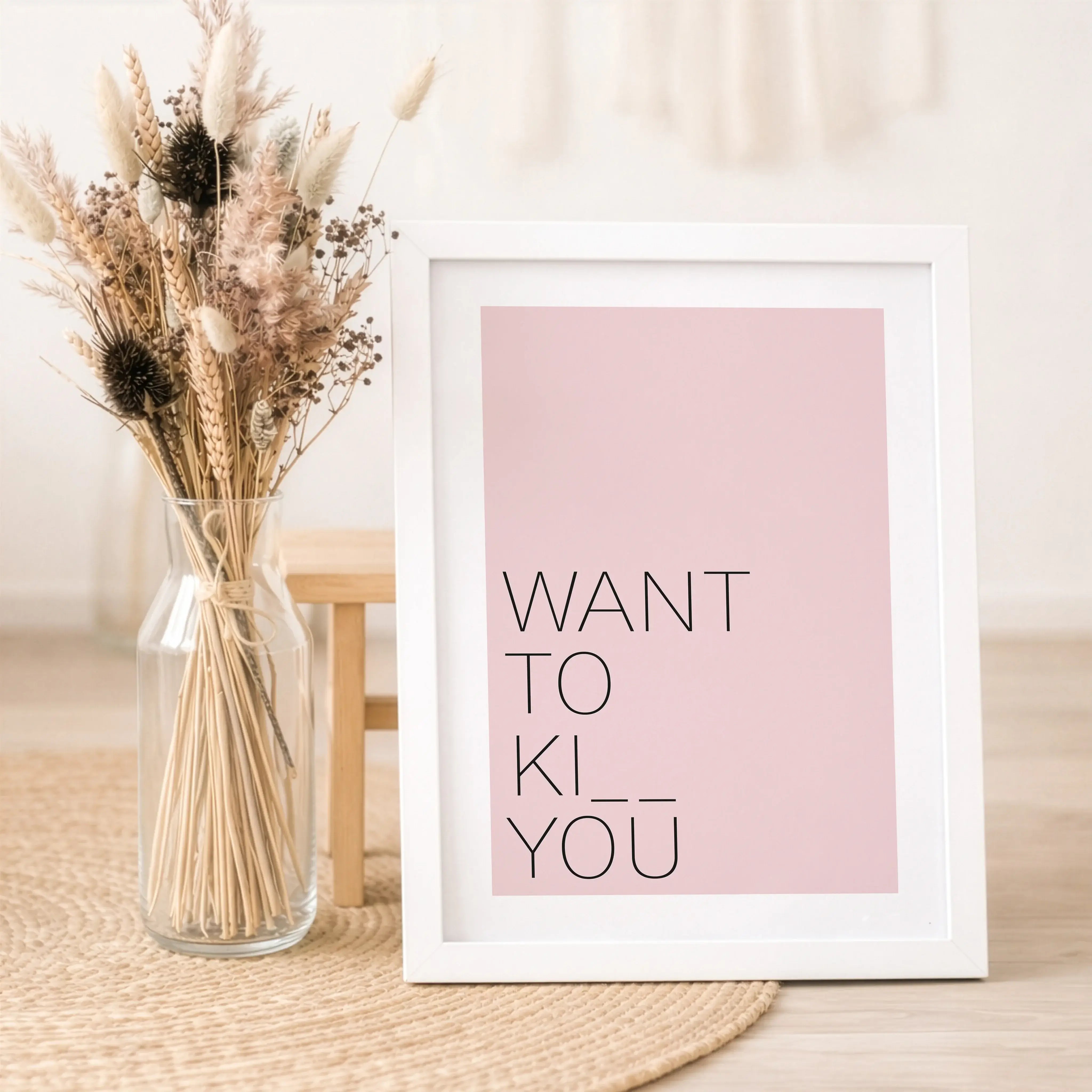 Poster 'Want to kiss'-Poster-famprints-Das Poster „Want to kiss“ ist ein modernes Liebesposter mit Augenzwinkern und genau richtig für alle, die Gefühle zeigen möchten, ohne kitschig zu wirken. Der reduzierte Schriftzug spielt mit Gegensätzen und trifft d