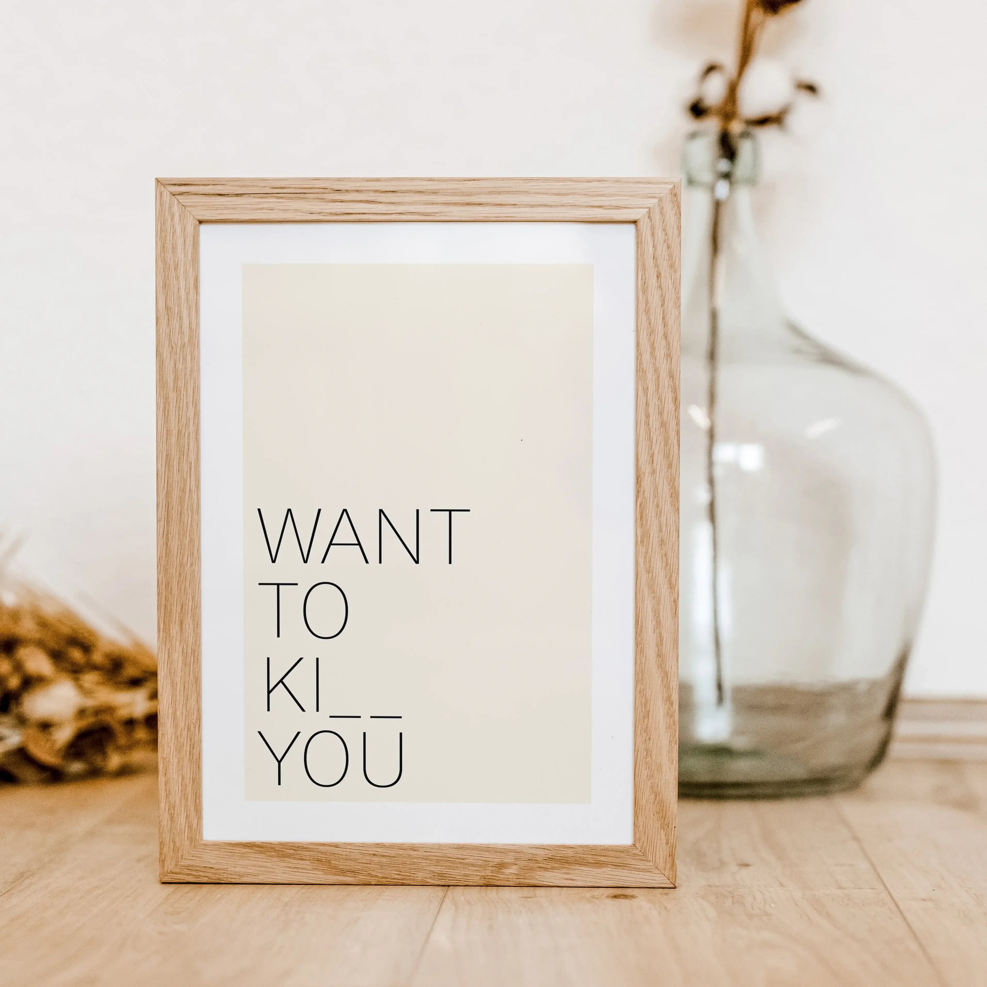 Poster 'Want to kiss'-famprints-Poster-Auf dem Poster Liebe 'Want to kiss' findest du den Schriftzug 'Want to kiss' - In manchen Situationen könnte man seinem Liebsten aber den Hals umdrehen, daher findest du für die Buchstaben S die beiden Platzhalter. D