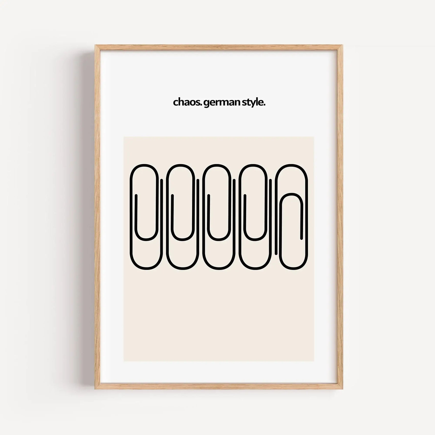 Chaos German Style Poster-famprints-Poster-Das 'Chaos German Style' Poster beschreibt die typische deutsche Unordnung! Auf dem Poster findest du 5 Büroklammern. Eine der Büroklammer zeigt nicht in die gleiche Richtung wie die Anderen. Somit ist das Chaos