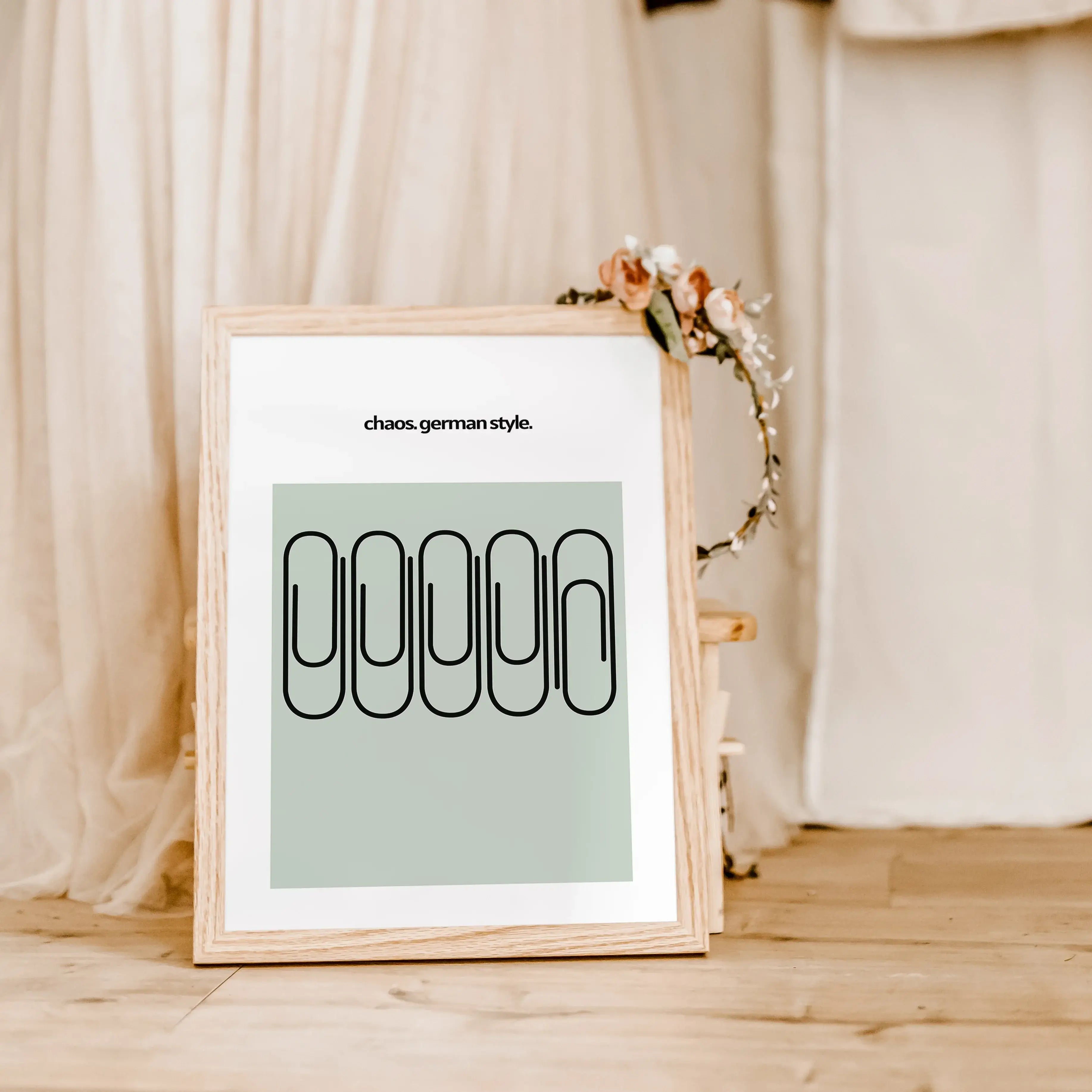 Chaos German Style Poster-famprints-Poster-Das 'Chaos German Style' Poster beschreibt die typische deutsche Unordnung! Auf dem Poster findest du 5 Büroklammern. Eine der Büroklammer zeigt nicht in die gleiche Richtung wie die Anderen. Somit ist das Chaos