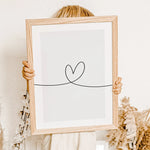 Herzlinie Poster No1-famprints-Poster-Auf dem Herzlinie Poster befindet sich die schwarze Line Art Kontur eines Herzens auf weißem Hintergrund. Die schwarze Kontur Linie beginnt am linken Poster Rand, zeigt in der Mitte die Herz Kontur und endet am rechte