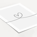 Herzlinie Poster No1-famprints-Poster-Auf dem Herzlinie Poster befindet sich die schwarze Line Art Kontur eines Herzens auf weißem Hintergrund. Die schwarze Kontur Linie beginnt am linken Poster Rand, zeigt in der Mitte die Herz Kontur und endet am rechte