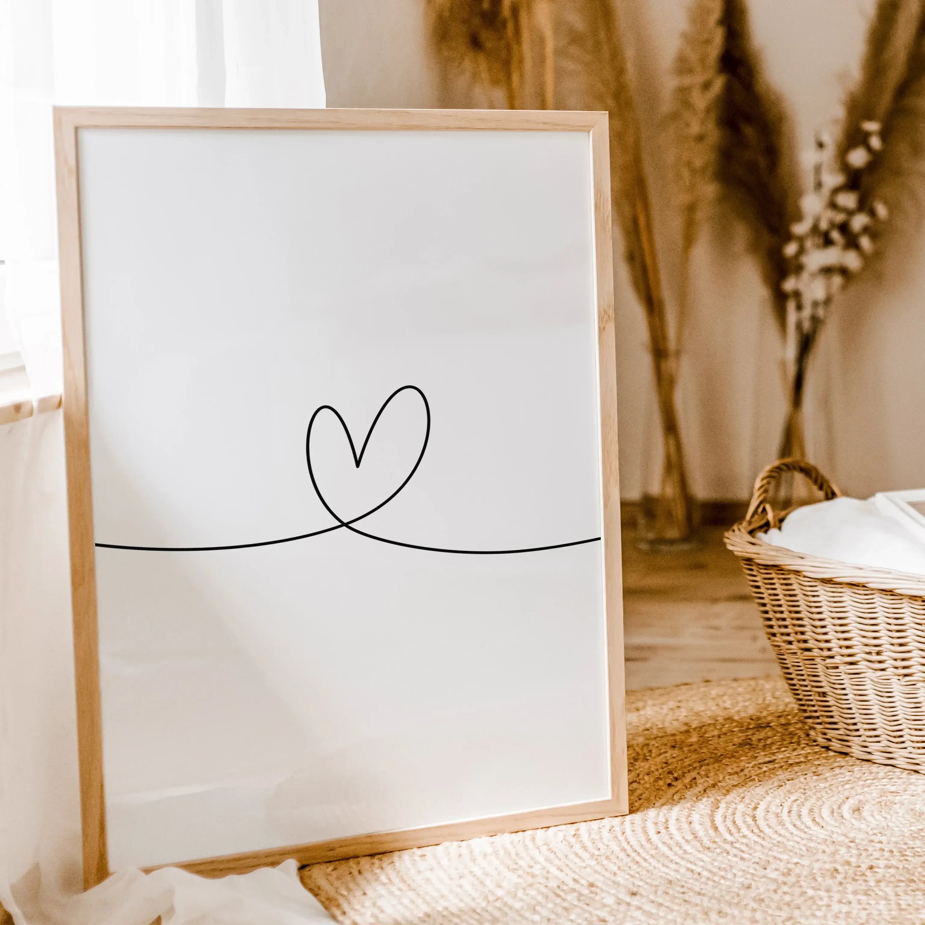 Herzlinie Poster No1-famprints-Poster-Auf dem Herzlinie Poster befindet sich die schwarze Line Art Kontur eines Herzens auf weißem Hintergrund. Die schwarze Kontur Linie beginnt am linken Poster Rand, zeigt in der Mitte die Herz Kontur und endet am rechte