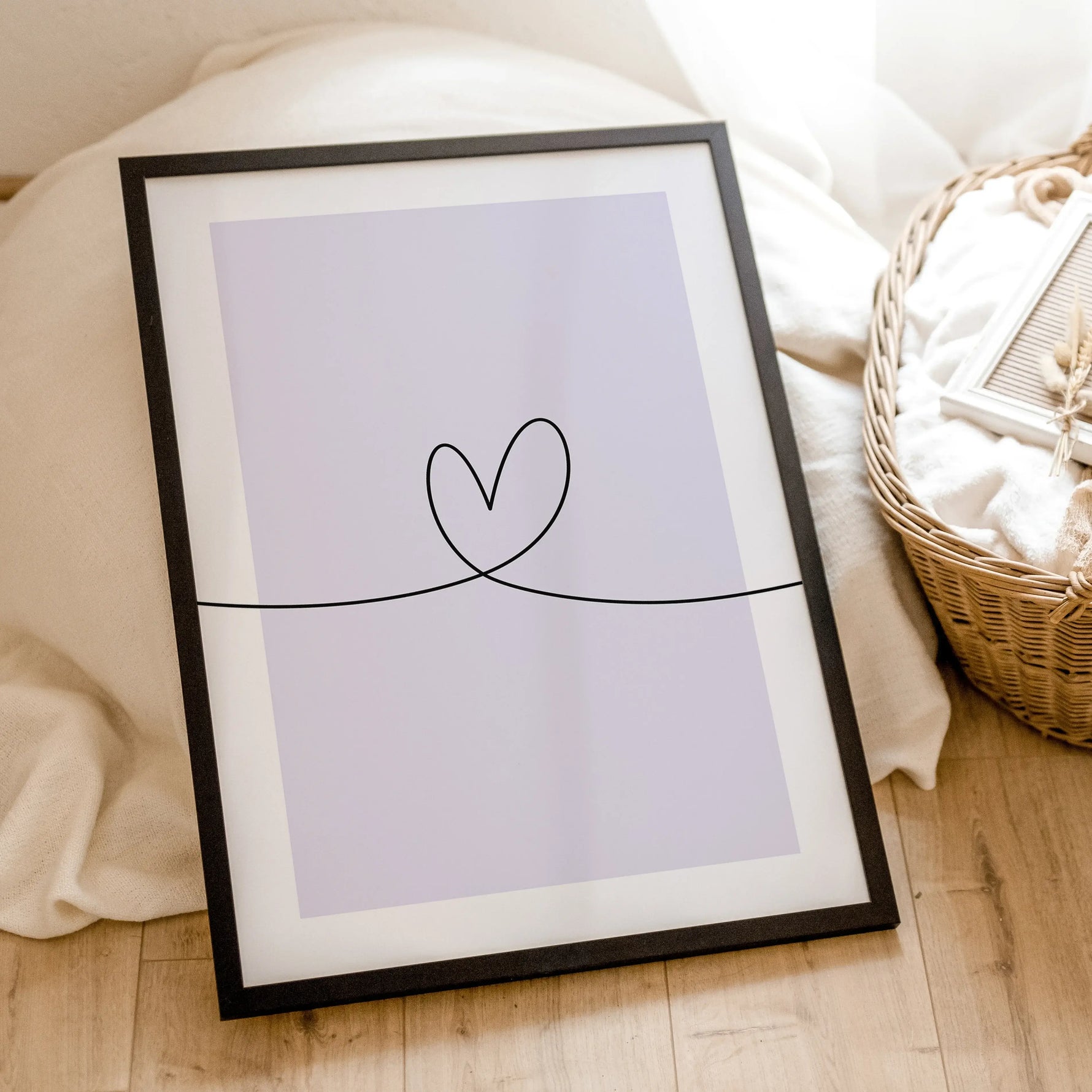 Herzlinie Poster No1-famprints-Poster-Auf dem Herzlinie Poster befindet sich die schwarze Line Art Kontur eines Herzens auf weißem Hintergrund. Die schwarze Kontur Linie beginnt am linken Poster Rand, zeigt in der Mitte die Herz Kontur und endet am rechte