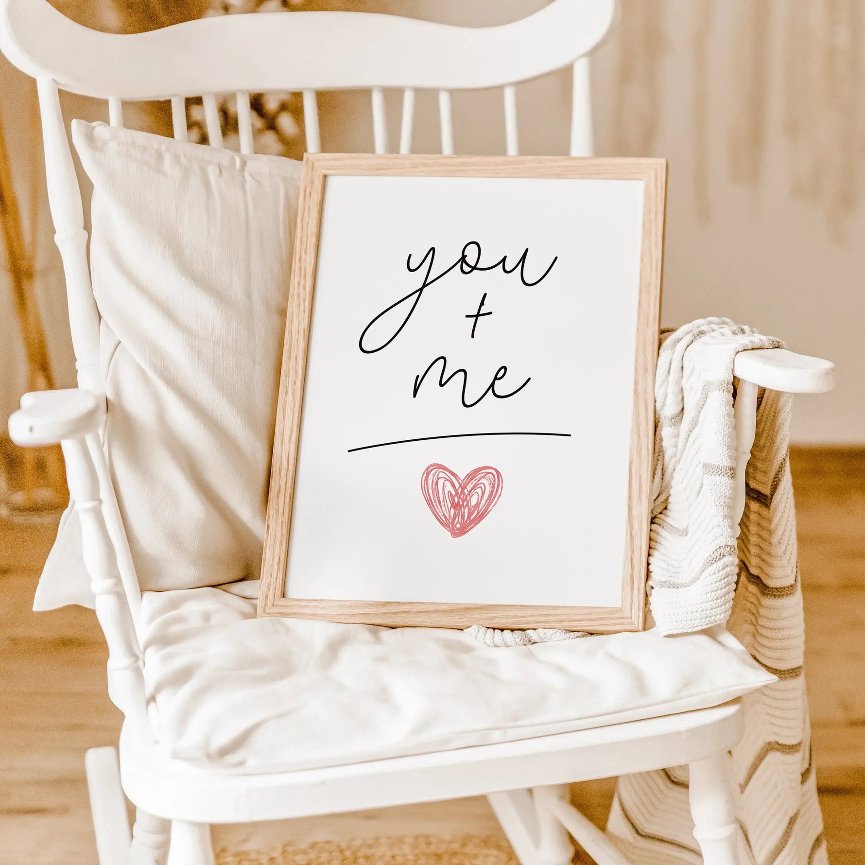 Poster 'You and me'-famprints-Poster-Auf dem 'you and me' Poster findest du in schwarzer Handschrift den Schriftzug 'you+me' mit einem handgemalten Herz. Du und ich ergibt Liebe lautet die Gleichung! Das minimalistische Paar Poster erhältst du bei uns in