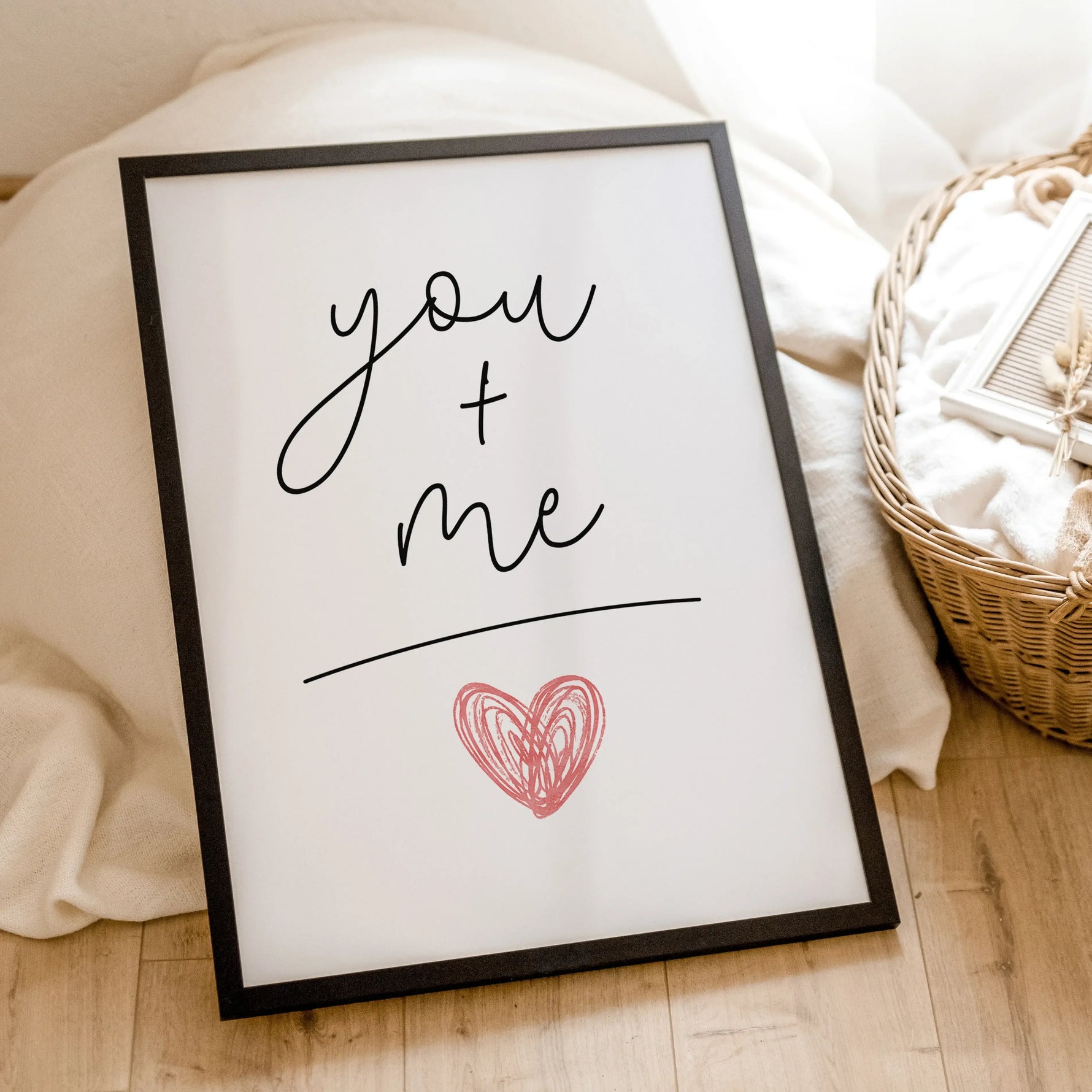 Poster 'You and me'-famprints-Poster-Auf dem 'you and me' Poster findest du in schwarzer Handschrift den Schriftzug 'you+me' mit einem handgemalten Herz. Du und ich ergibt Liebe lautet die Gleichung! Das minimalistische Paar Poster erhältst du bei uns in