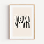 Hakuna Matata Poster-famprints-Poster-Auf dem Hakuna Matata Poster findest du das Filmzitat aus dem Film 'König der Löwen'. Es heißt die Sorgen bleiben dir immer Fern! Das soll auch dieses Spruch Poster symbolisieren. Das schwarz-weiße Poster erhältst du