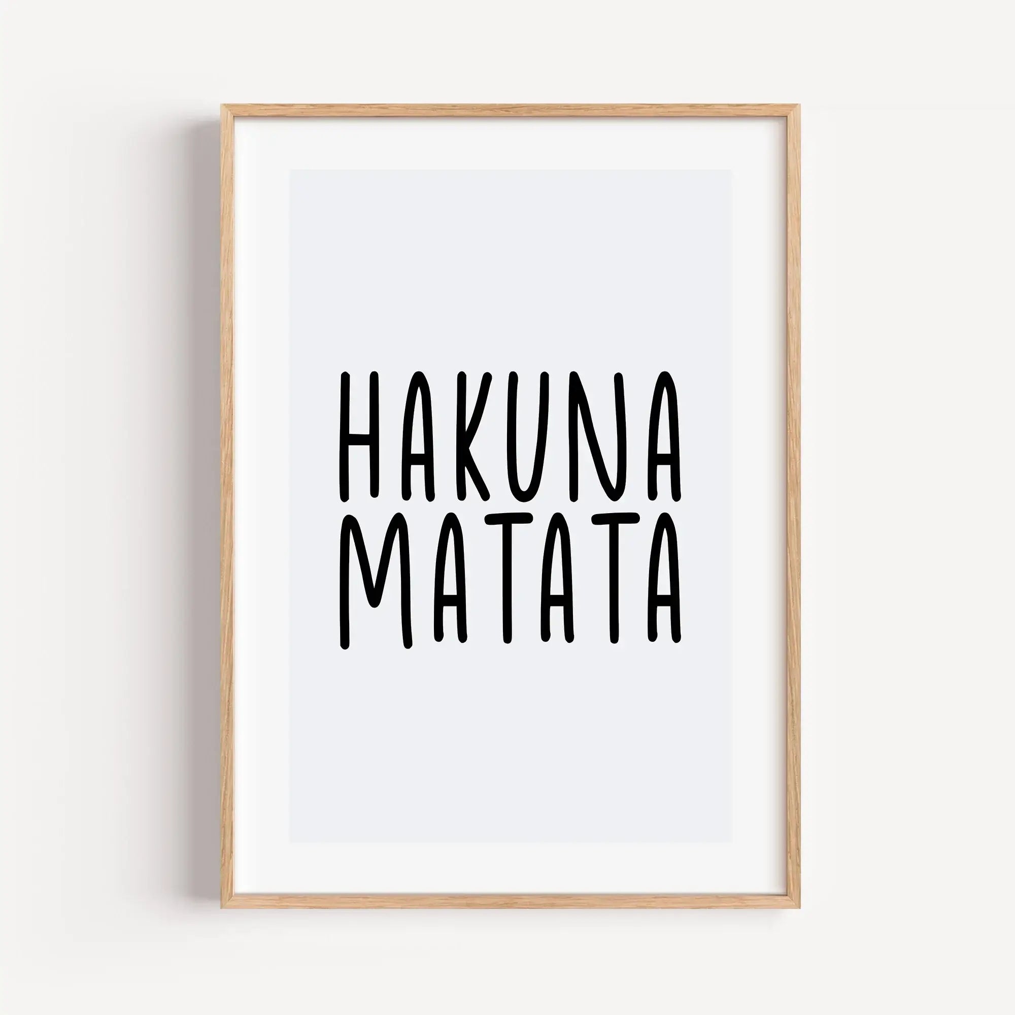 Hakuna Matata Poster-Poster-famprints-Hakuna Matata Poster stehen für eine entspannte Lebenseinstellung und genau dieses Gefühl bringt dein neues Wandposter in dein Zuhause. Der bekannte Spruch aus dem König der Löwen wirkt als moderner Blickfang im Wohnz