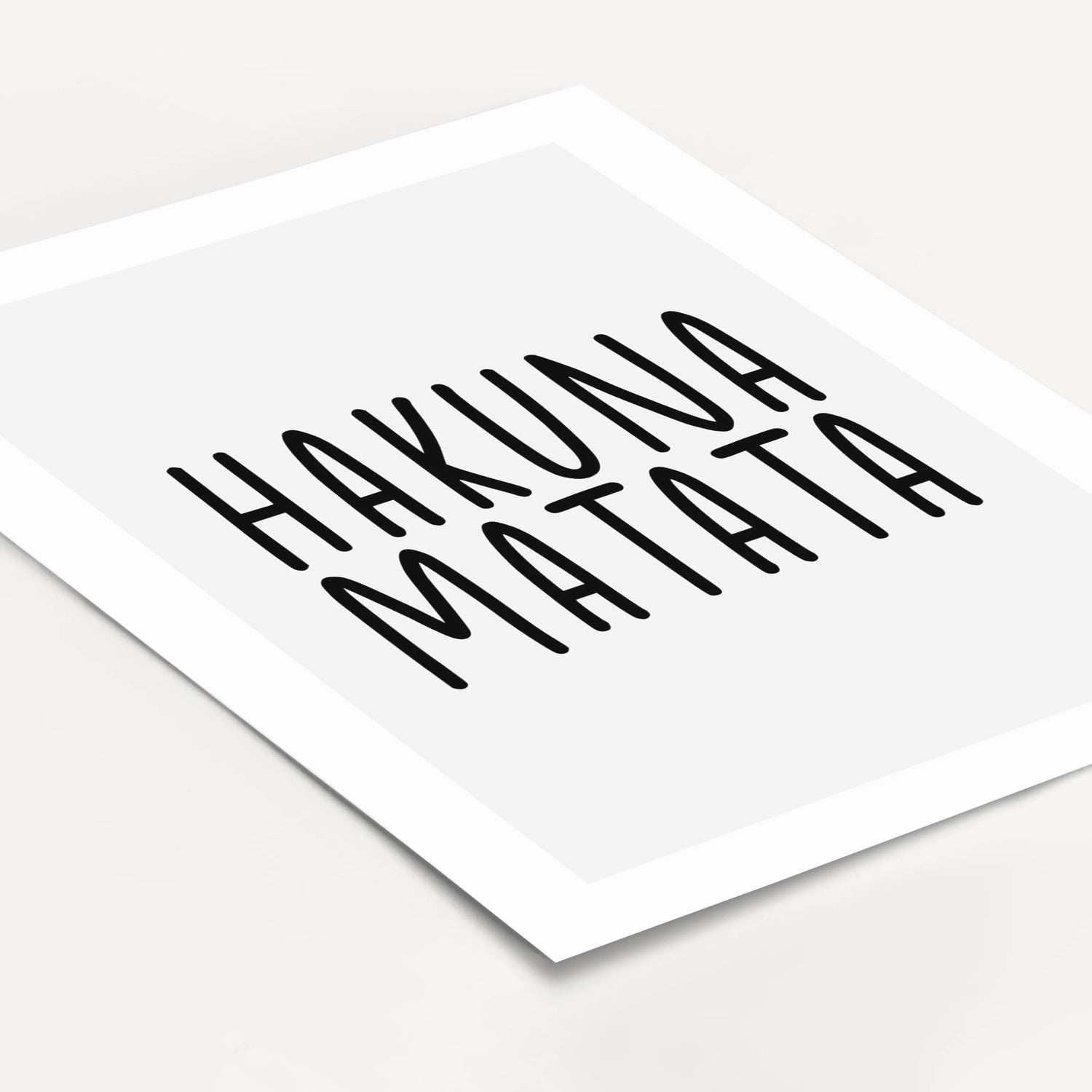 Hakuna Matata Poster-famprints-Poster-Auf dem Hakuna Matata Poster findest du das Filmzitat aus dem Film 'König der Löwen'. Es heißt die Sorgen bleiben dir immer Fern! Das soll auch dieses Spruch Poster symbolisieren. Das schwarz-weiße Poster erhältst du