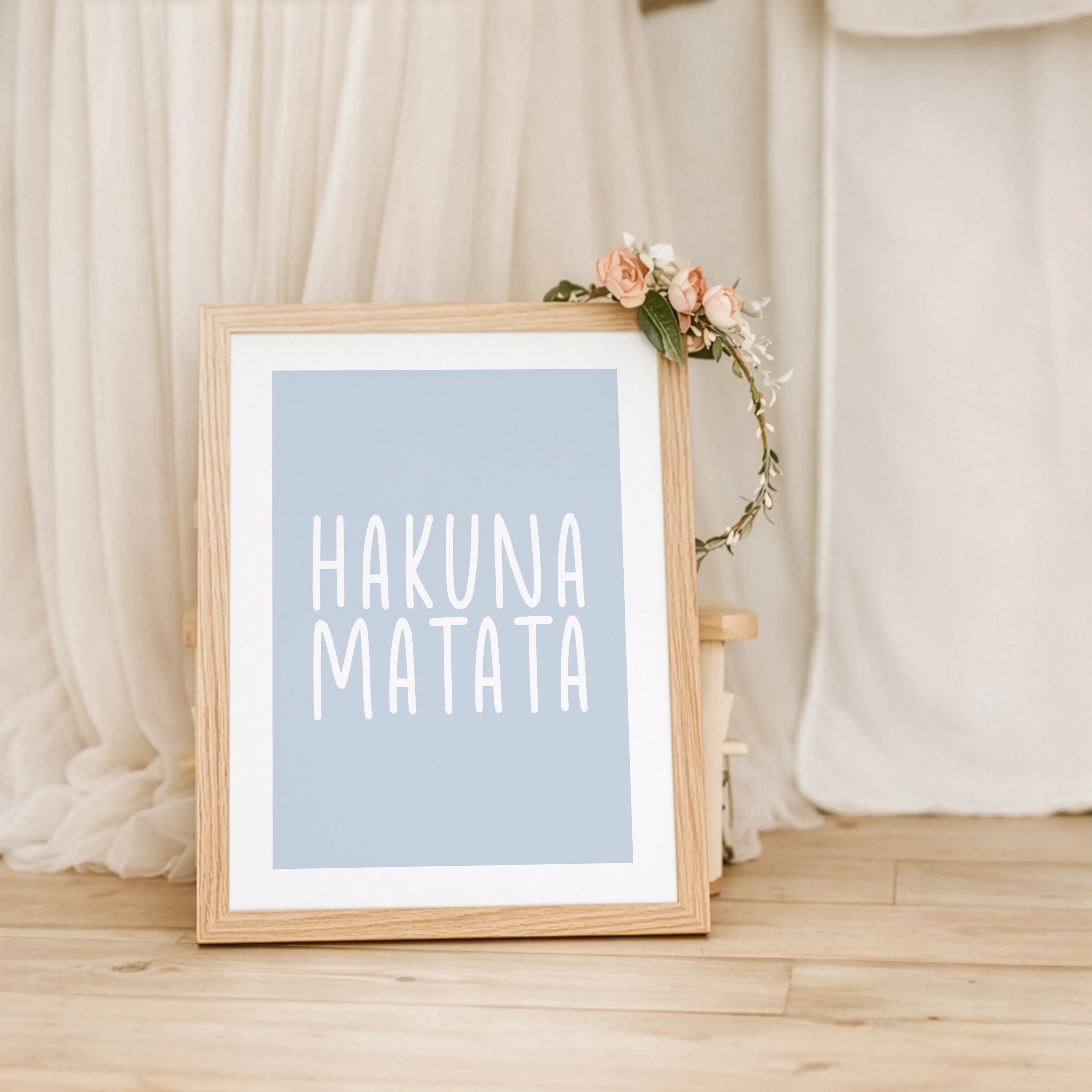 Hakuna Matata Poster-Poster-famprints-Hakuna Matata Poster stehen für eine entspannte Lebenseinstellung und genau dieses Gefühl bringt dein neues Wandposter in dein Zuhause. Der bekannte Spruch aus dem König der Löwen wirkt als moderner Blickfang im Wohnz