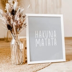 Hakuna Matata Poster-famprints-Poster-Auf dem Hakuna Matata Poster findest du das Filmzitat aus dem Film 'König der Löwen'. Es heißt die Sorgen bleiben dir immer Fern! Das soll auch dieses Spruch Poster symbolisieren. Das schwarz-weiße Poster erhältst du