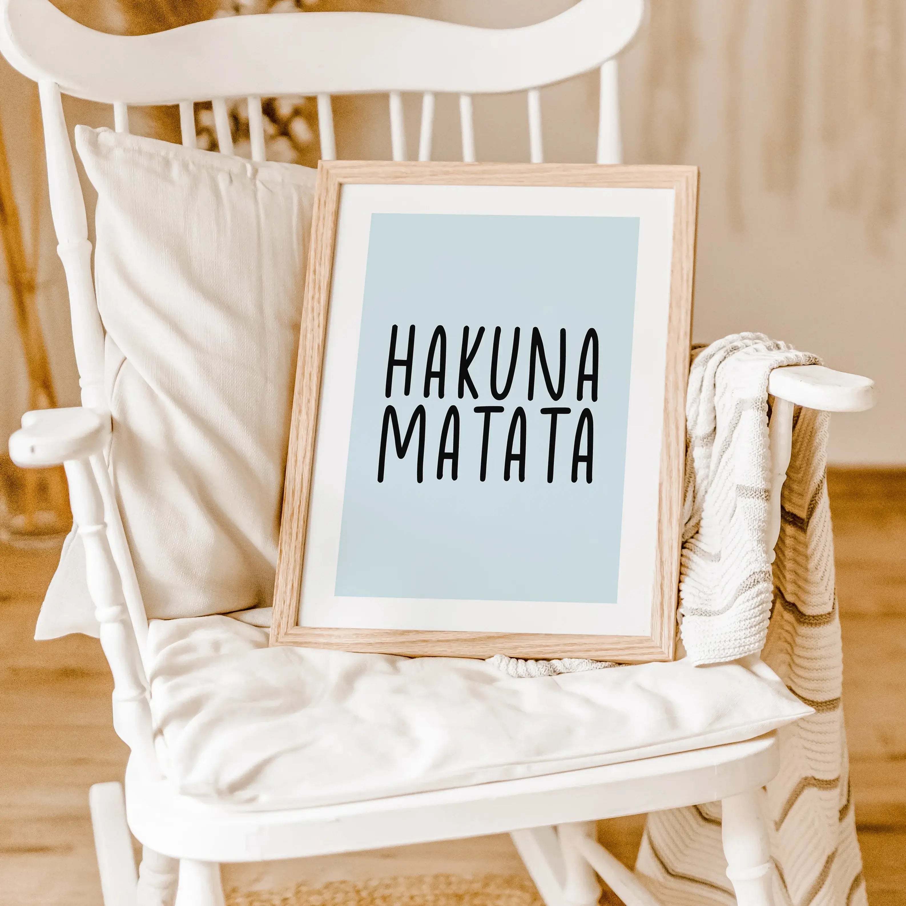 Hakuna Matata Poster-famprints-Poster-Auf dem Hakuna Matata Poster findest du das Filmzitat aus dem Film 'König der Löwen'. Es heißt die Sorgen bleiben dir immer Fern! Das soll auch dieses Spruch Poster symbolisieren. Das schwarz-weiße Poster erhältst du