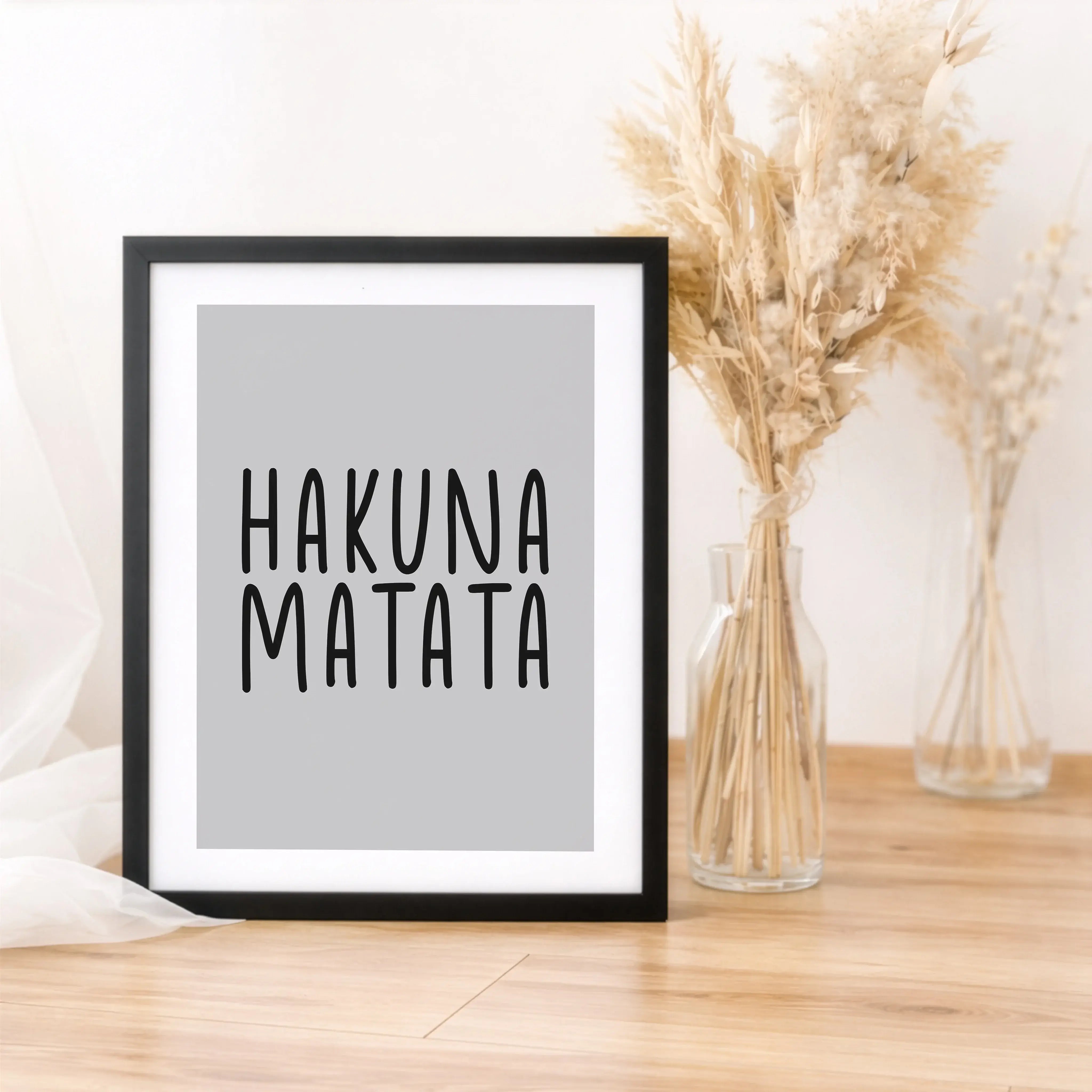 Hakuna Matata Poster-Poster-famprints-Hakuna Matata Poster stehen für eine entspannte Lebenseinstellung und genau dieses Gefühl bringt dein neues Wandposter in dein Zuhause. Der bekannte Spruch aus dem König der Löwen wirkt als moderner Blickfang im Wohnz