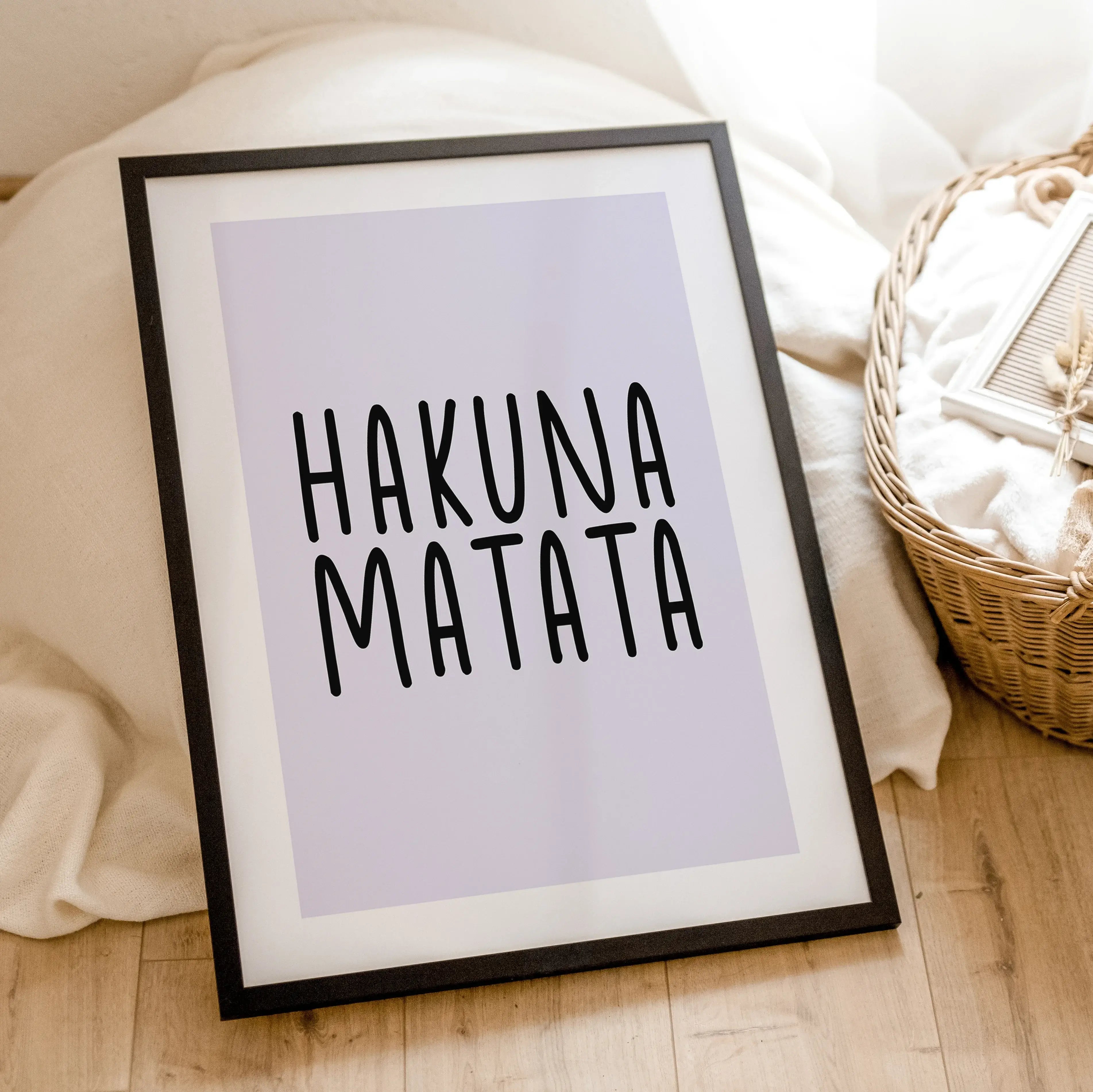 Hakuna Matata Poster-famprints-Poster-Auf dem Hakuna Matata Poster findest du das Filmzitat aus dem Film 'König der Löwen'. Es heißt die Sorgen bleiben dir immer Fern! Das soll auch dieses Spruch Poster symbolisieren. Das schwarz-weiße Poster erhältst du