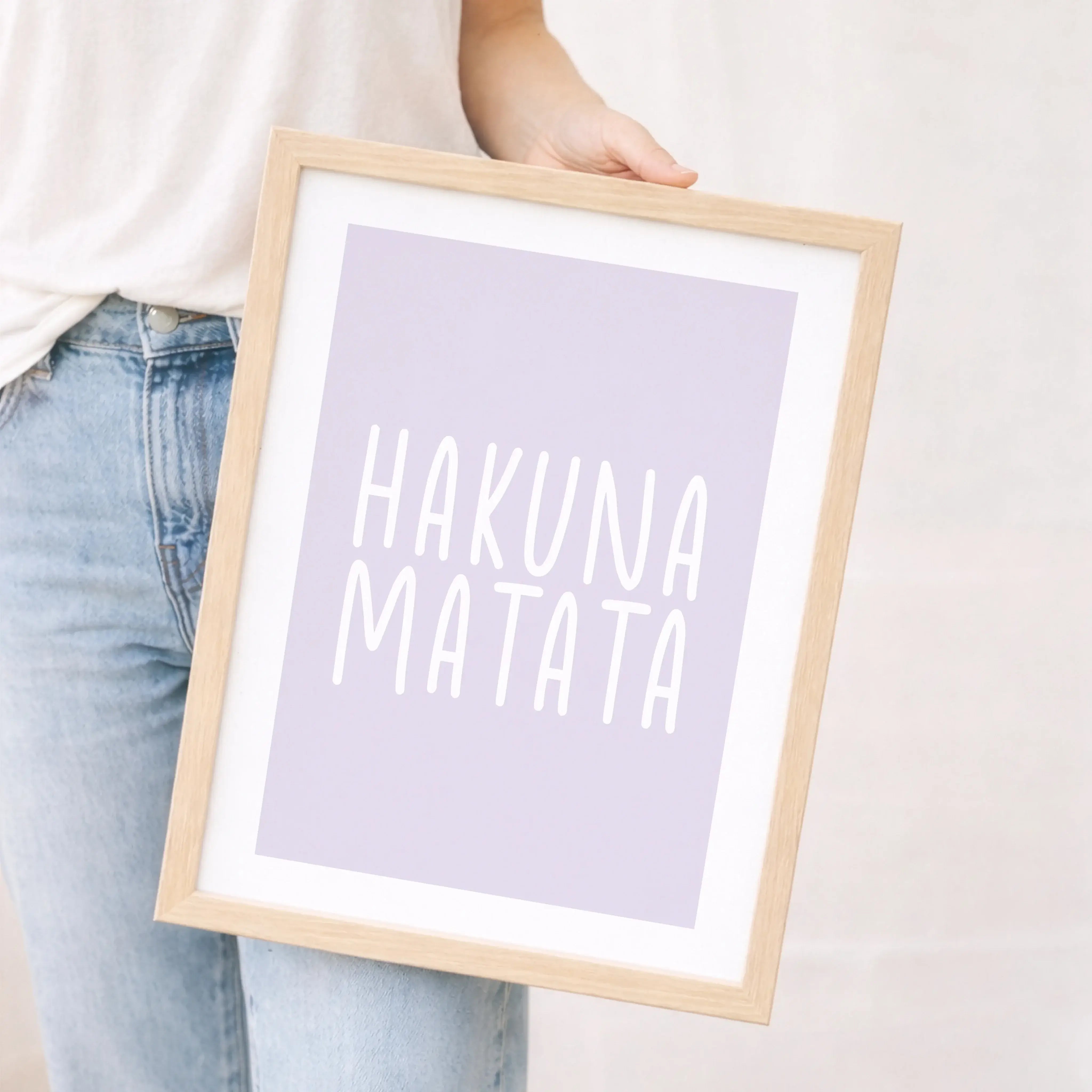 Hakuna Matata Poster-Poster-famprints-Hakuna Matata Poster stehen für eine entspannte Lebenseinstellung und genau dieses Gefühl bringt dein neues Wandposter in dein Zuhause. Der bekannte Spruch aus dem König der Löwen wirkt als moderner Blickfang im Wohnz