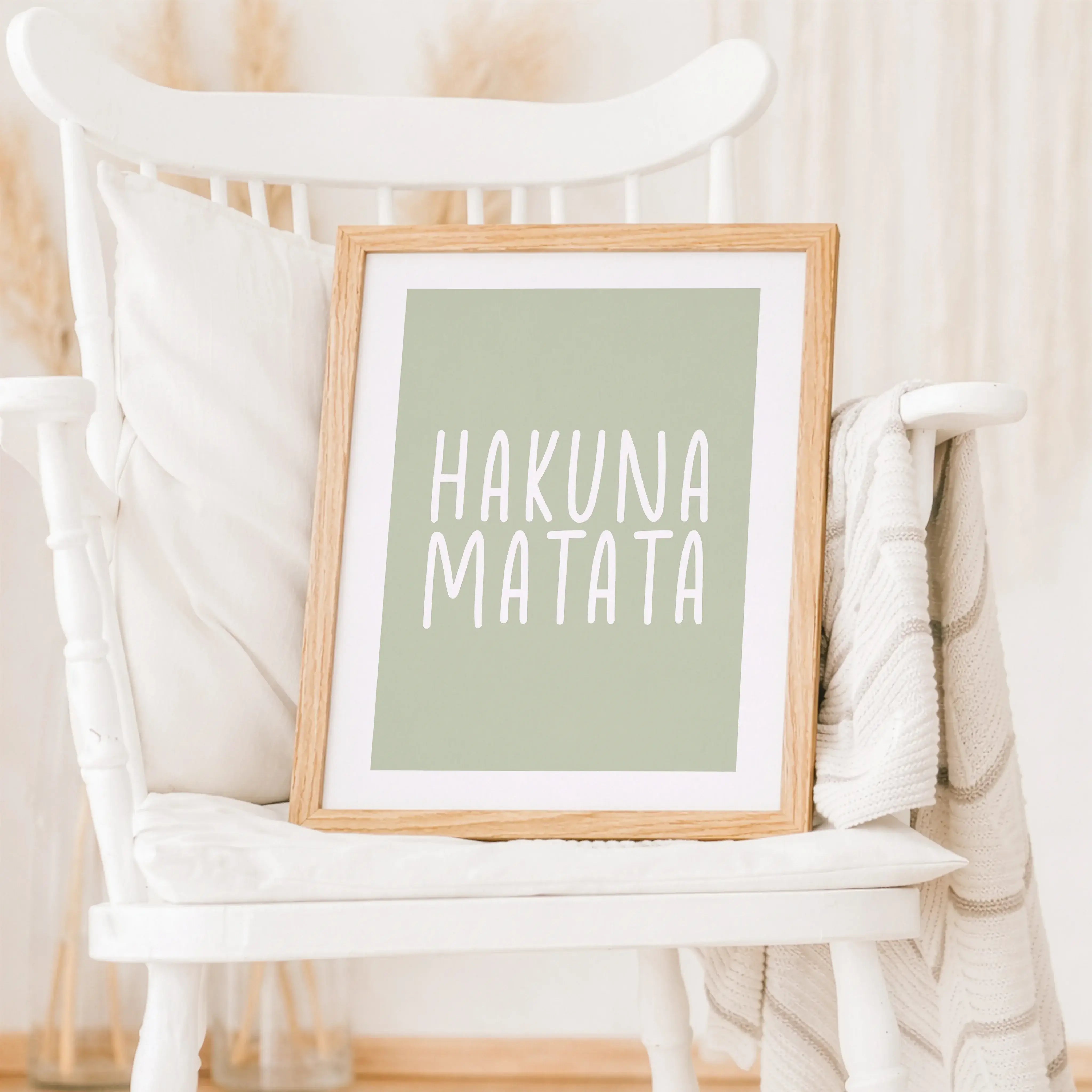 Hakuna Matata Poster-Poster-famprints-Hakuna Matata Poster stehen für eine entspannte Lebenseinstellung und genau dieses Gefühl bringt dein neues Wandposter in dein Zuhause. Der bekannte Spruch aus dem König der Löwen wirkt als moderner Blickfang im Wohnz
