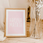 Hakuna Matata Poster-famprints-Poster-Auf dem Hakuna Matata Poster findest du das Filmzitat aus dem Film 'König der Löwen'. Es heißt die Sorgen bleiben dir immer Fern! Das soll auch dieses Spruch Poster symbolisieren. Das schwarz-weiße Poster erhältst du