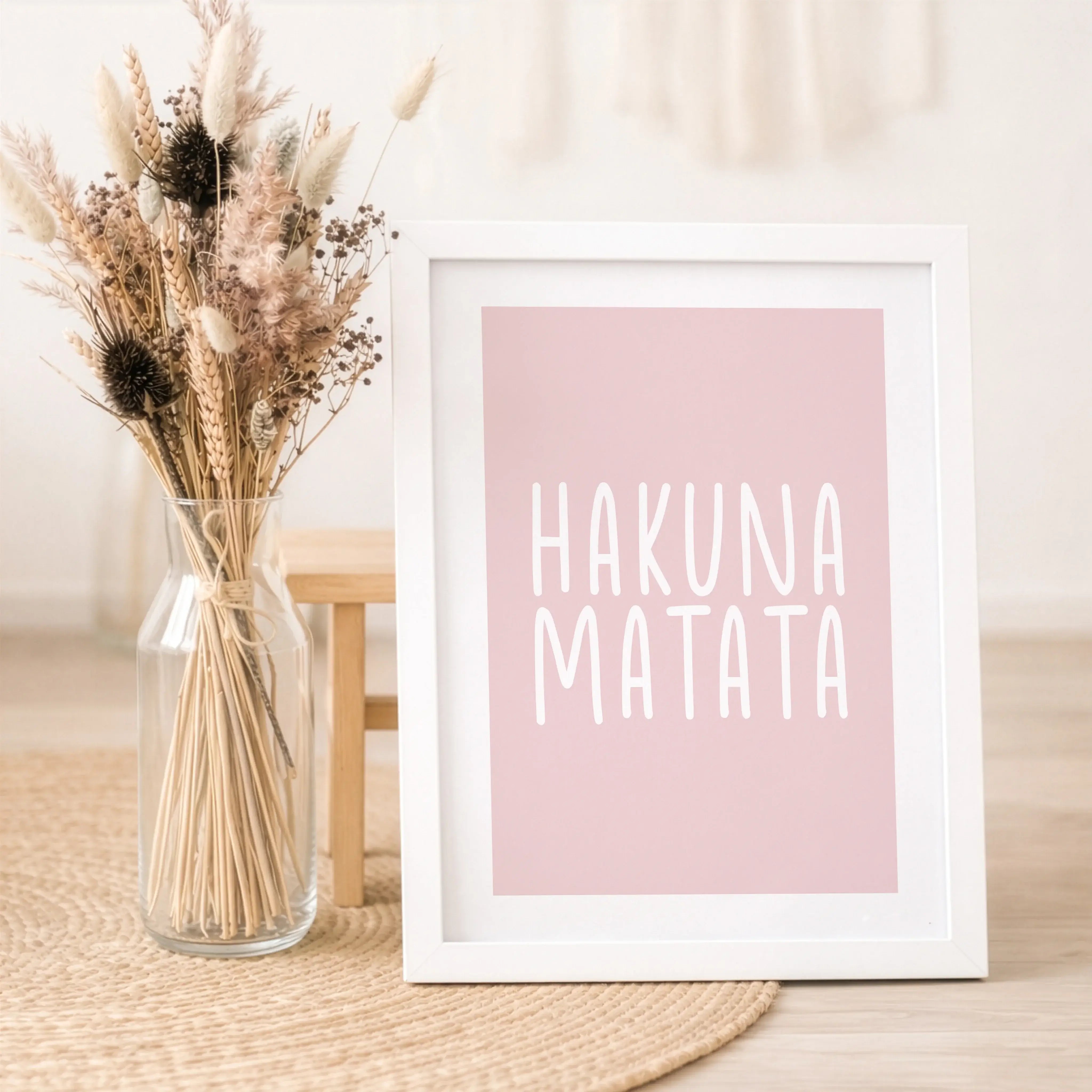 Hakuna Matata Poster-Poster-famprints-Hakuna Matata Poster stehen für eine entspannte Lebenseinstellung und genau dieses Gefühl bringt dein neues Wandposter in dein Zuhause. Der bekannte Spruch aus dem König der Löwen wirkt als moderner Blickfang im Wohnz