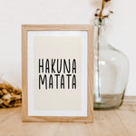 Hakuna Matata Poster-famprints-Poster-Auf dem Hakuna Matata Poster findest du das Filmzitat aus dem Film 'König der Löwen'. Es heißt die Sorgen bleiben dir immer Fern! Das soll auch dieses Spruch Poster symbolisieren. Das schwarz-weiße Poster erhältst du