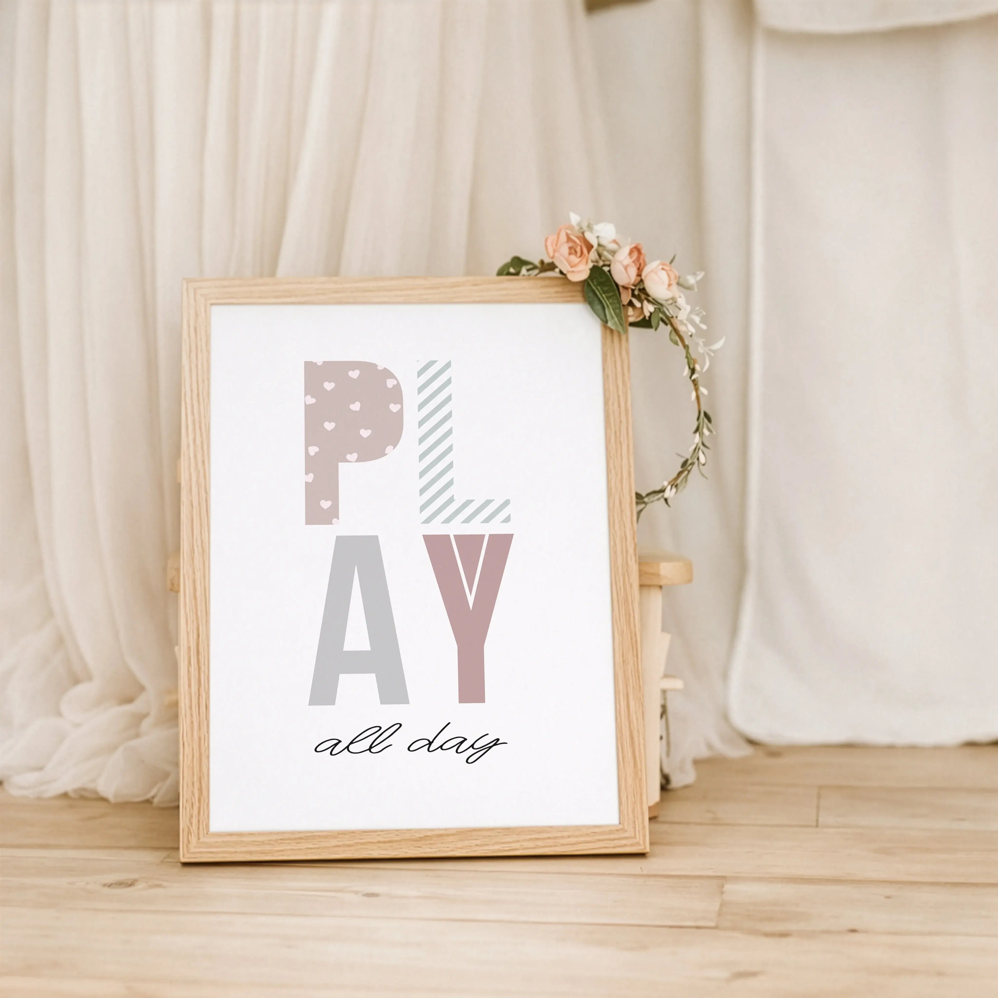 Poster 'Play all day'-Poster-famprints-Das Poster „Play all day“ bringt Leichtigkeit, Farbe und Freude ins Kinderzimmer und erinnert jeden Tag daran, wie wichtig freies Spielen ist. Das verspielte Typografie-Design mit bunten Buchstaben und handgeschriebe