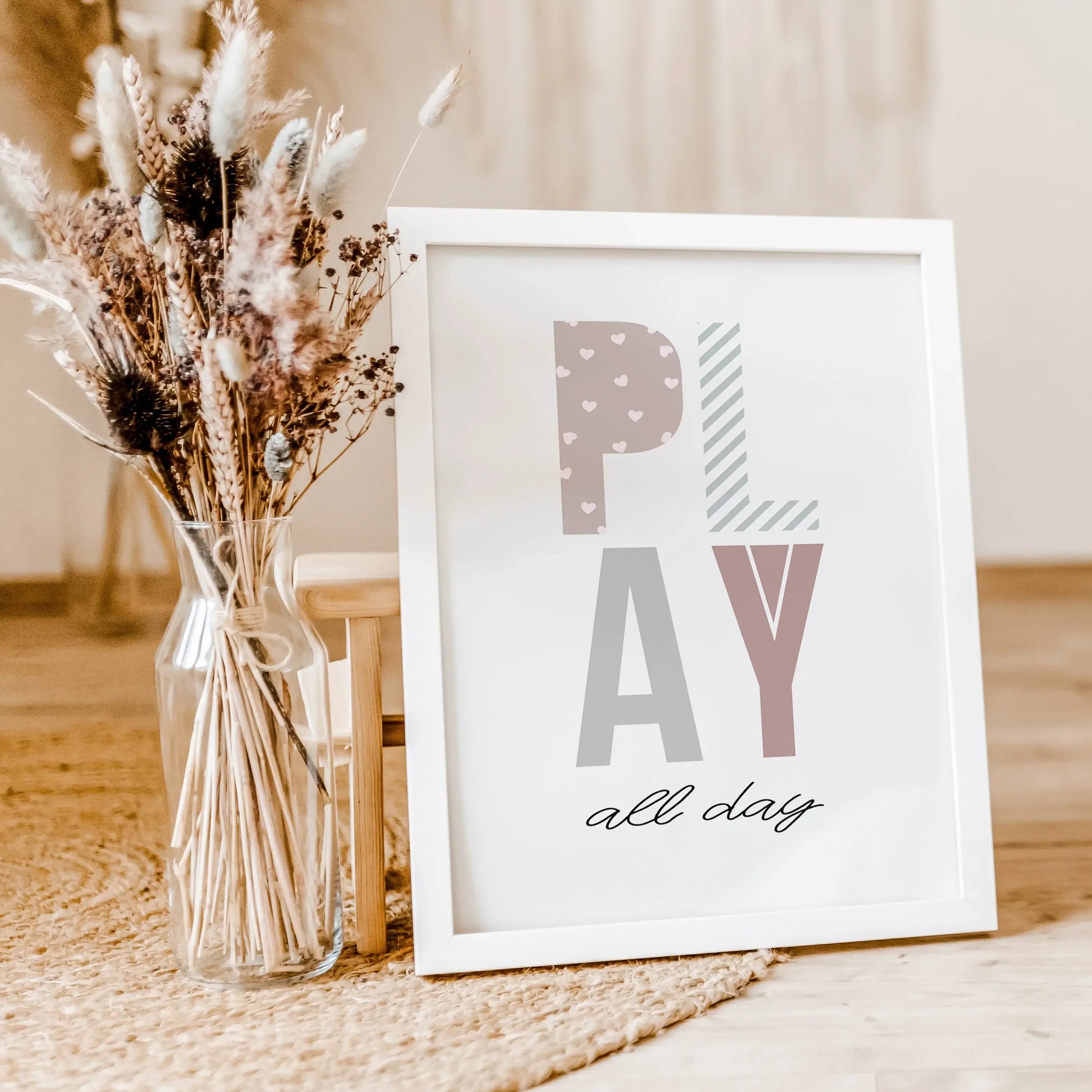 Poster 'Play all day'-famprints-Poster-Auf dem verspielten 'Play all day' Kinder Poster findest du die Buchstaben des Wortes 'Play' in unterschiedlichen Farben, Formen und Mustern. Darunter befindet sich der schwarze handgeschriebene Schriftzug 'all day'.