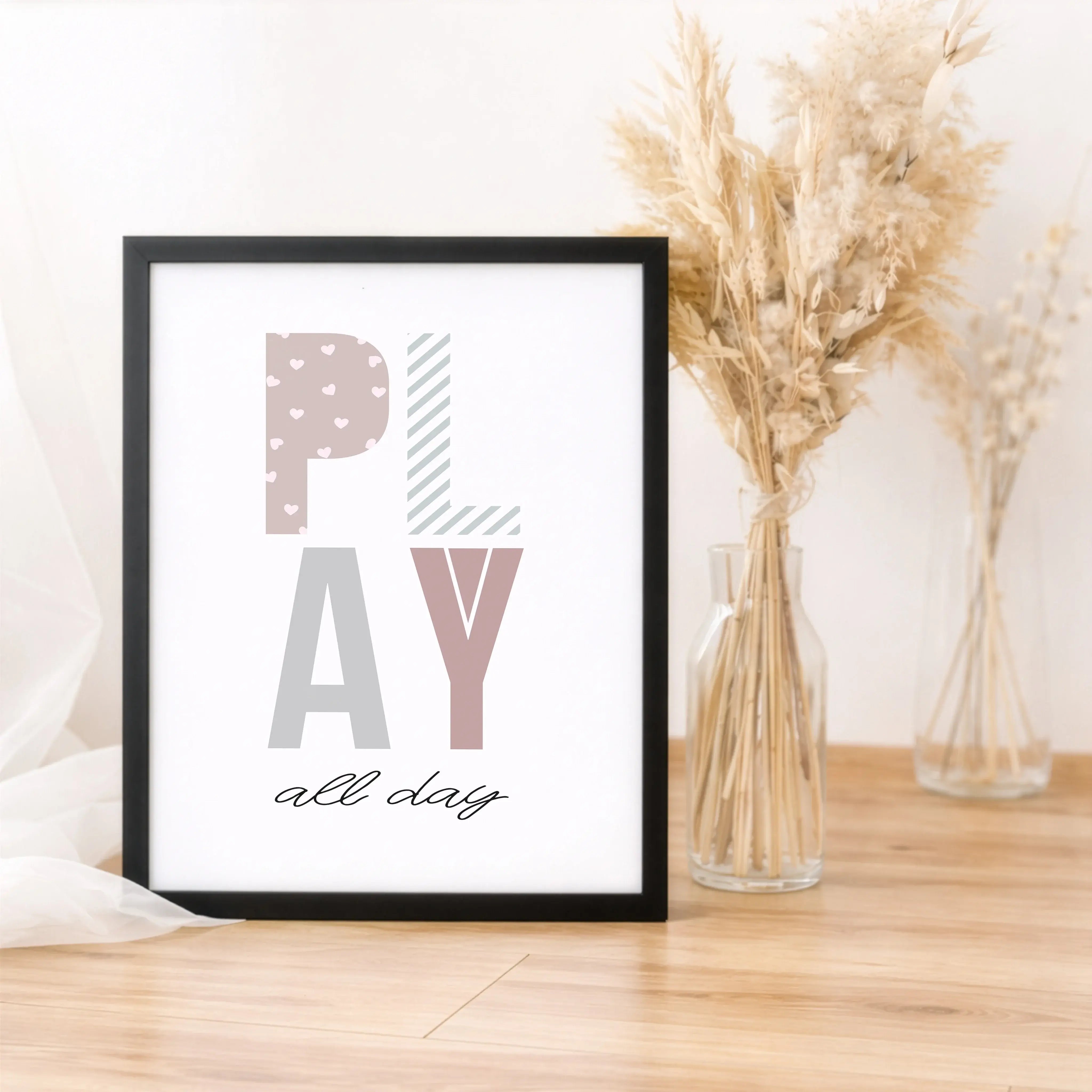 Poster 'Play all day'-Poster-famprints-Das Poster „Play all day“ bringt Leichtigkeit, Farbe und Freude ins Kinderzimmer und erinnert jeden Tag daran, wie wichtig freies Spielen ist. Das verspielte Typografie-Design mit bunten Buchstaben und handgeschriebe