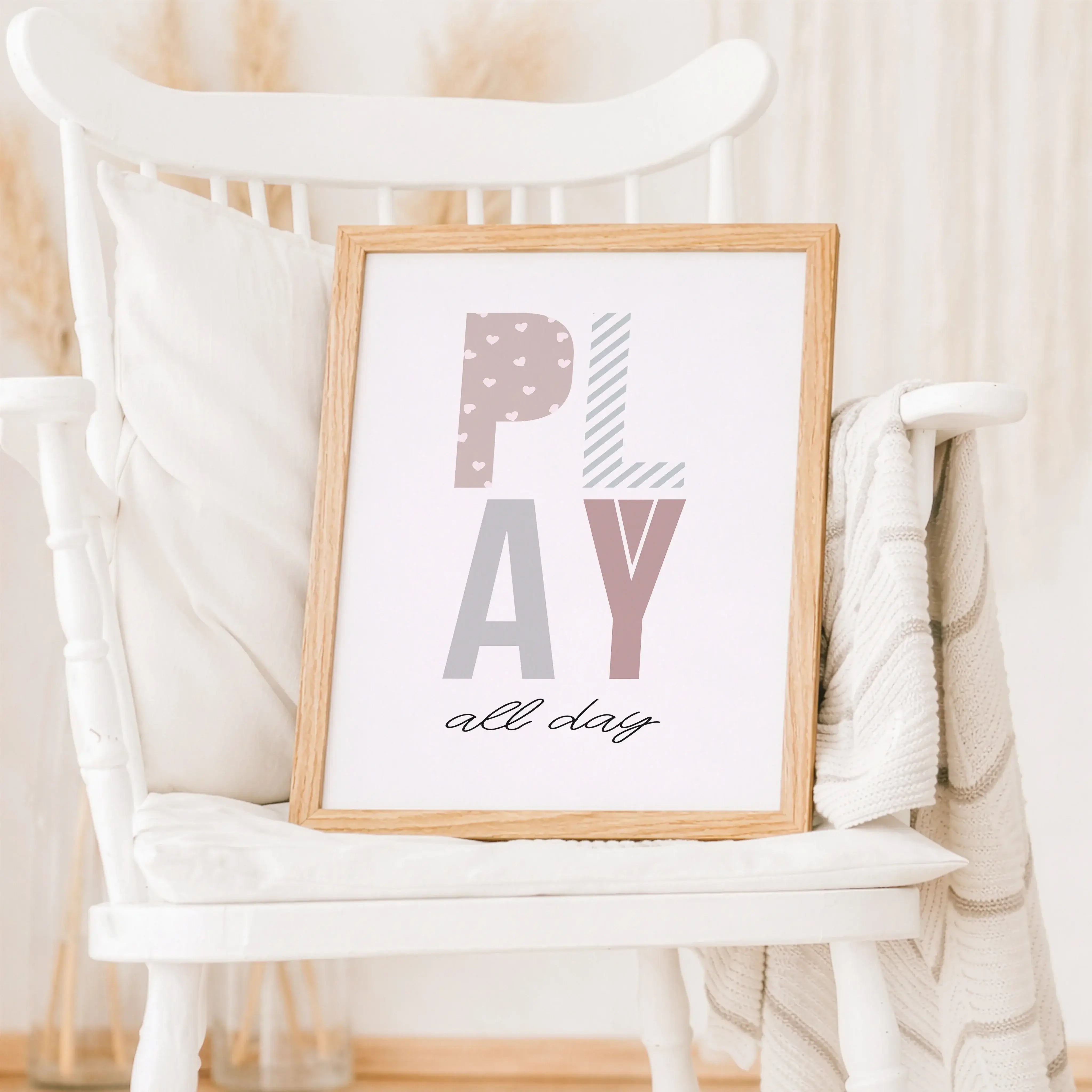 Poster 'Play all day'-Poster-famprints-Das Poster „Play all day“ bringt Leichtigkeit, Farbe und Freude ins Kinderzimmer und erinnert jeden Tag daran, wie wichtig freies Spielen ist. Das verspielte Typografie-Design mit bunten Buchstaben und handgeschriebe
