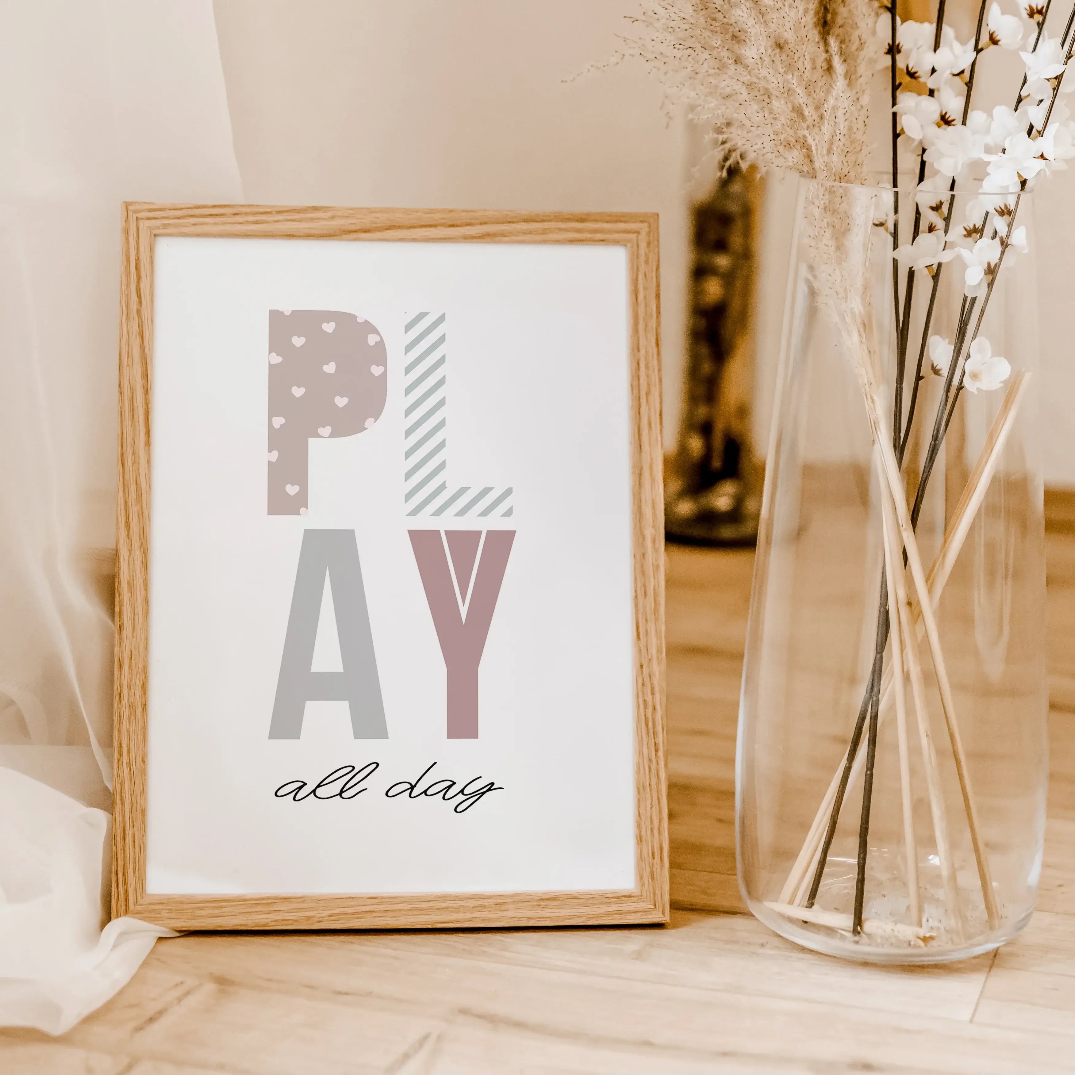 Poster 'Play all day'-famprints-Poster-Auf dem verspielten 'Play all day' Kinder Poster findest du die Buchstaben des Wortes 'Play' in unterschiedlichen Farben, Formen und Mustern. Darunter befindet sich der schwarze handgeschriebene Schriftzug 'all day'.