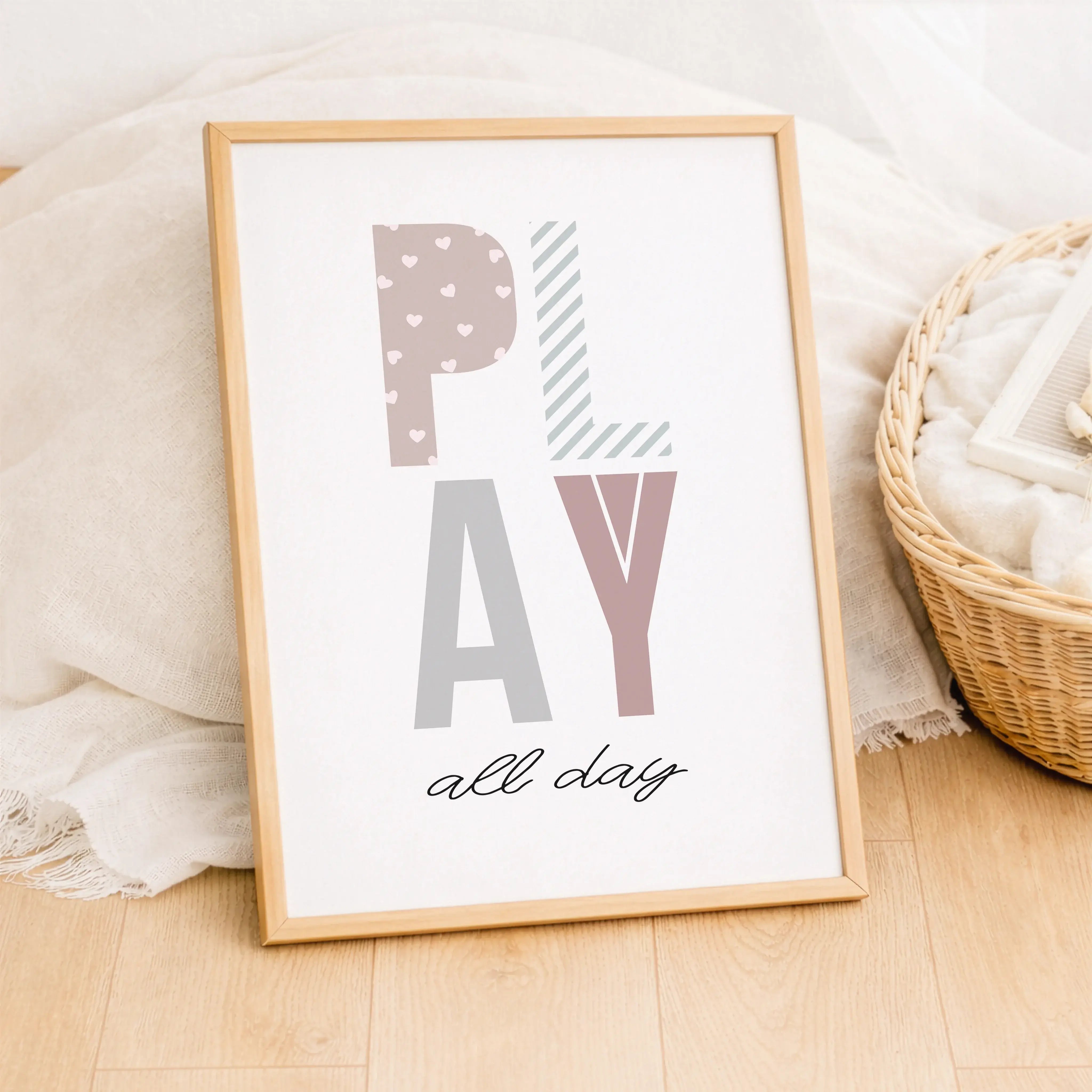 Poster 'Play all day'-Poster-famprints-Das Poster „Play all day“ bringt Leichtigkeit, Farbe und Freude ins Kinderzimmer und erinnert jeden Tag daran, wie wichtig freies Spielen ist. Das verspielte Typografie-Design mit bunten Buchstaben und handgeschriebe