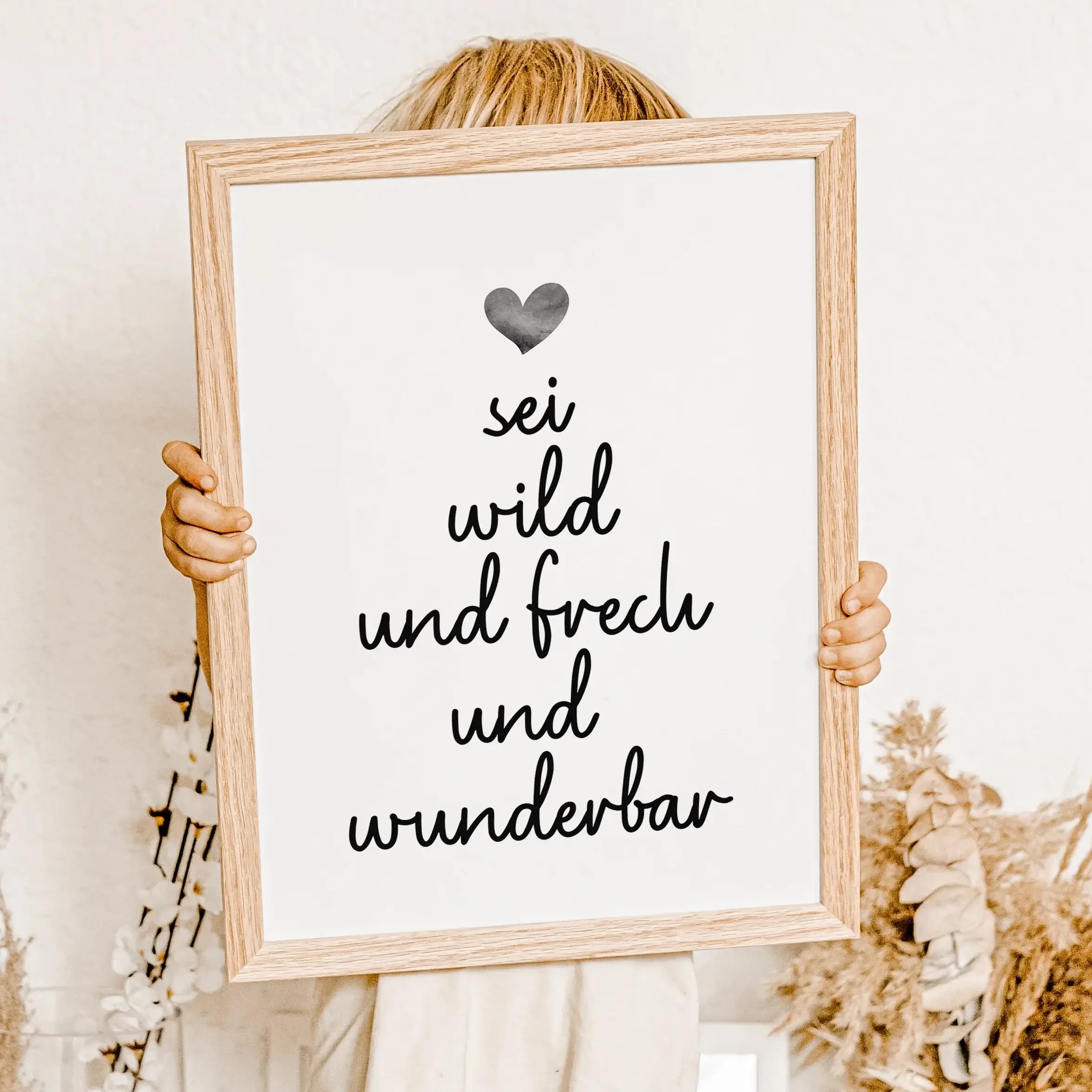 sei frech und wild und wunderbar Poster-famprints-Poster-Unser 'sei frech und wild und wunderbar' Poster beschreibt mit einem tollen Spruch welche Freiheiten ein Kind haben sollte. Der handgeschriebene Schriftzug in Schreibschrift befindet sich mittig auf