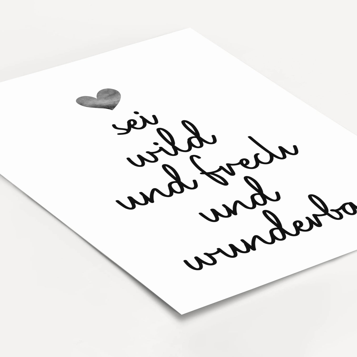 sei frech und wild und wunderbar Poster-famprints-Poster-Unser 'sei frech und wild und wunderbar' Poster beschreibt mit einem tollen Spruch welche Freiheiten ein Kind haben sollte. Der handgeschriebene Schriftzug in Schreibschrift befindet sich mittig auf