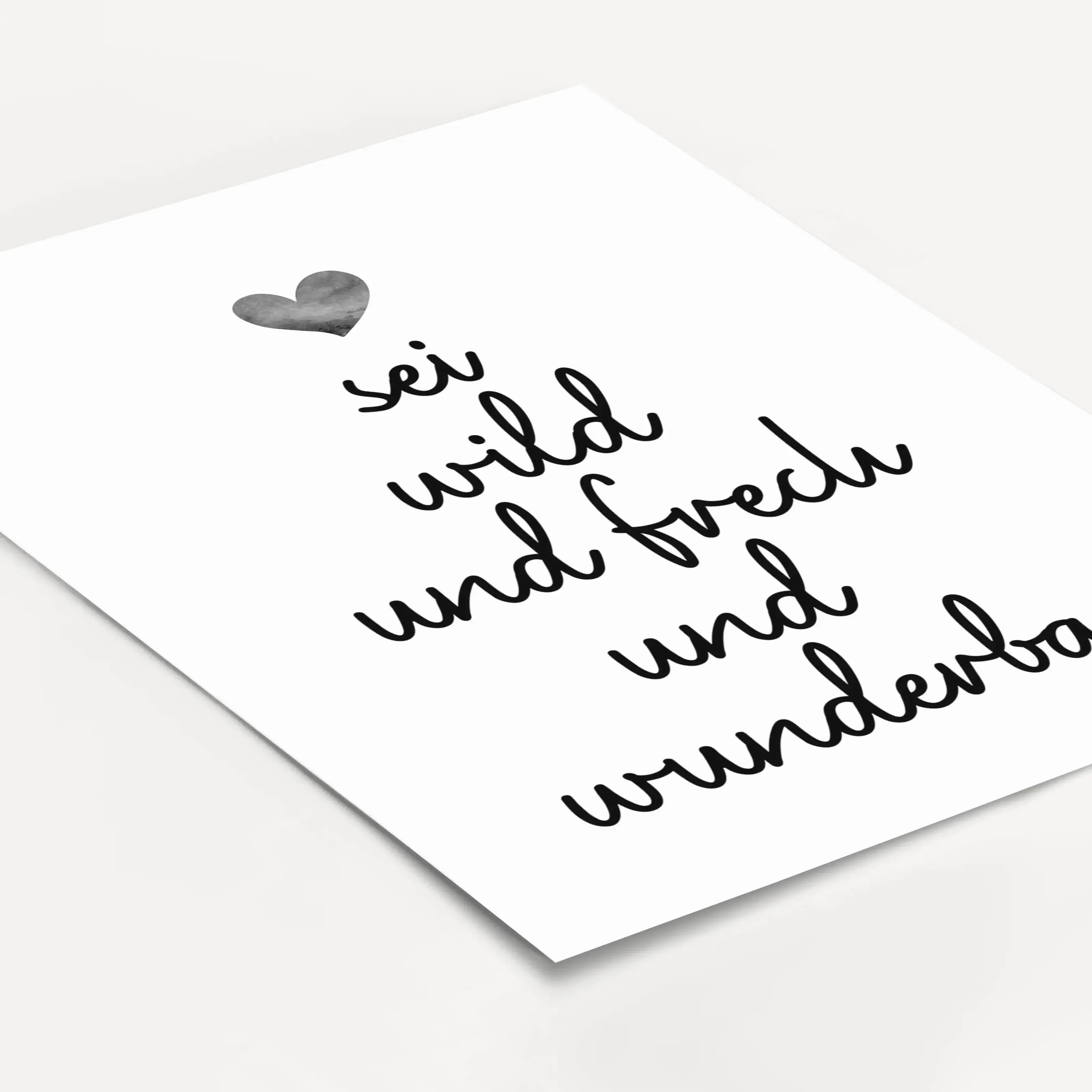 sei frech und wild und wunderbar Poster-famprints-Poster-Unser 'sei frech und wild und wunderbar' Poster beschreibt mit einem tollen Spruch welche Freiheiten ein Kind haben sollte. Der handgeschriebene Schriftzug in Schreibschrift befindet sich mittig auf