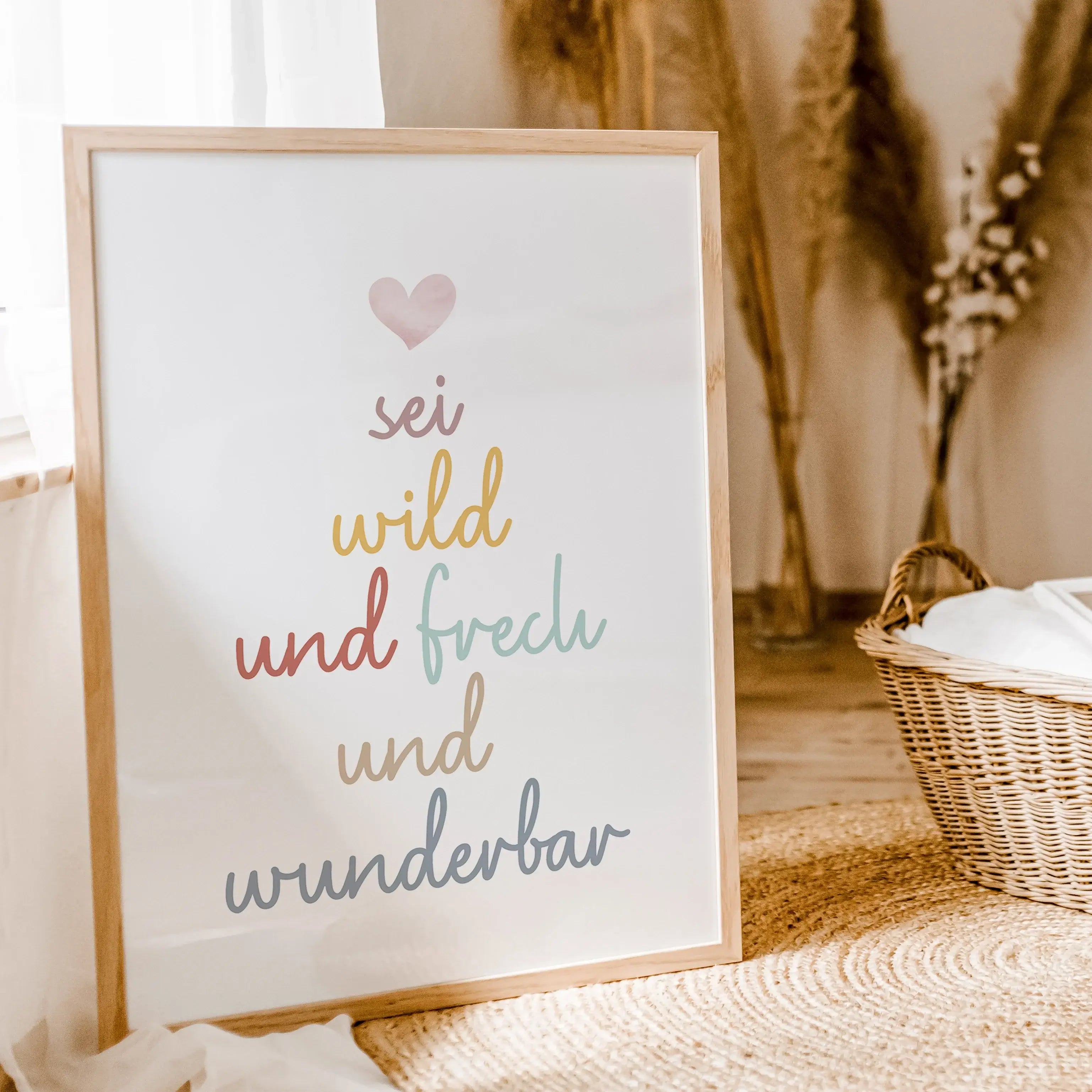 sei frech und wild und wunderbar Poster-famprints-Poster-Unser 'sei frech und wild und wunderbar' Poster beschreibt mit einem tollen Spruch welche Freiheiten ein Kind haben sollte. Der handgeschriebene Schriftzug in Schreibschrift befindet sich mittig auf
