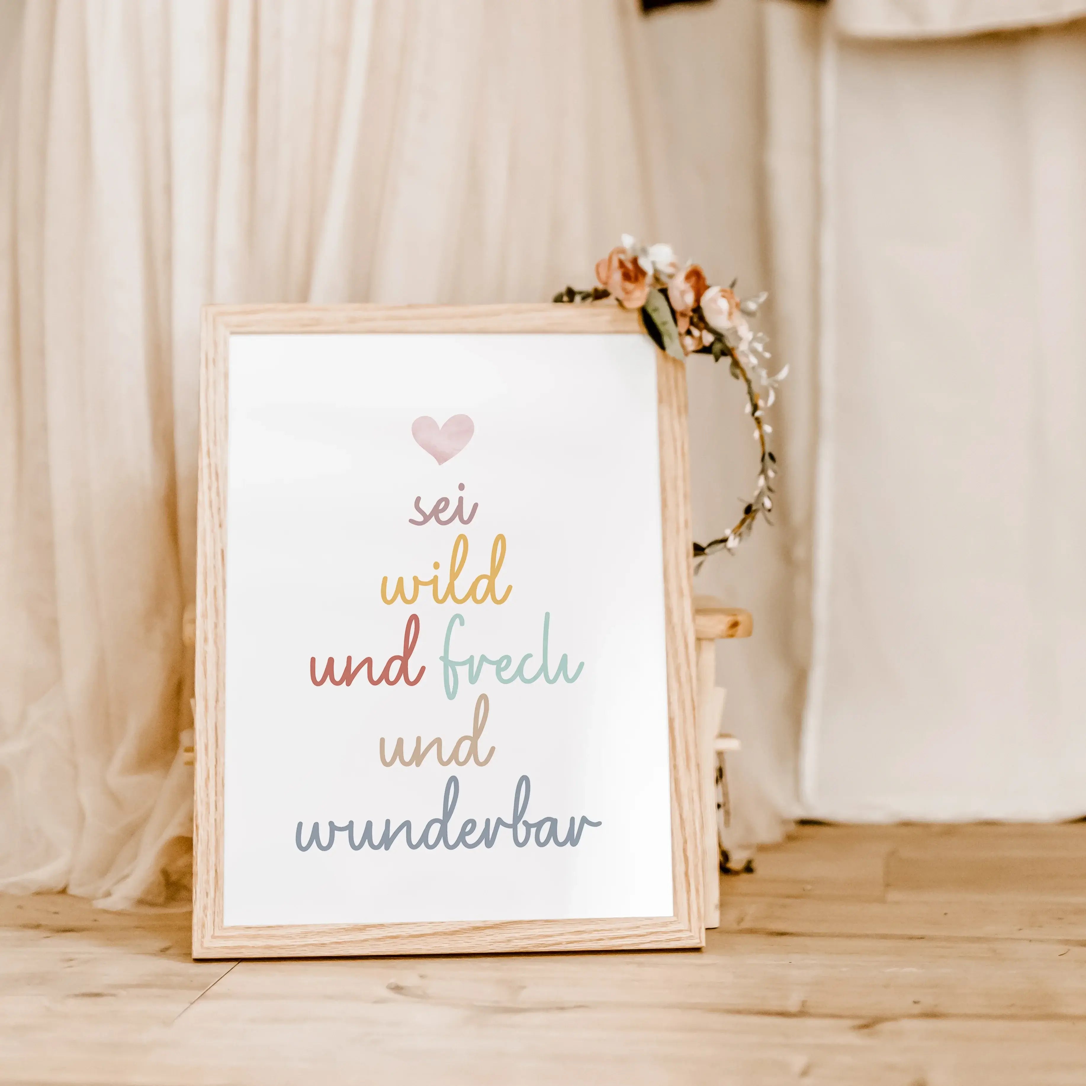 sei frech und wild und wunderbar Poster-famprints-Poster-Unser 'sei frech und wild und wunderbar' Poster beschreibt mit einem tollen Spruch welche Freiheiten ein Kind haben sollte. Der handgeschriebene Schriftzug in Schreibschrift befindet sich mittig auf
