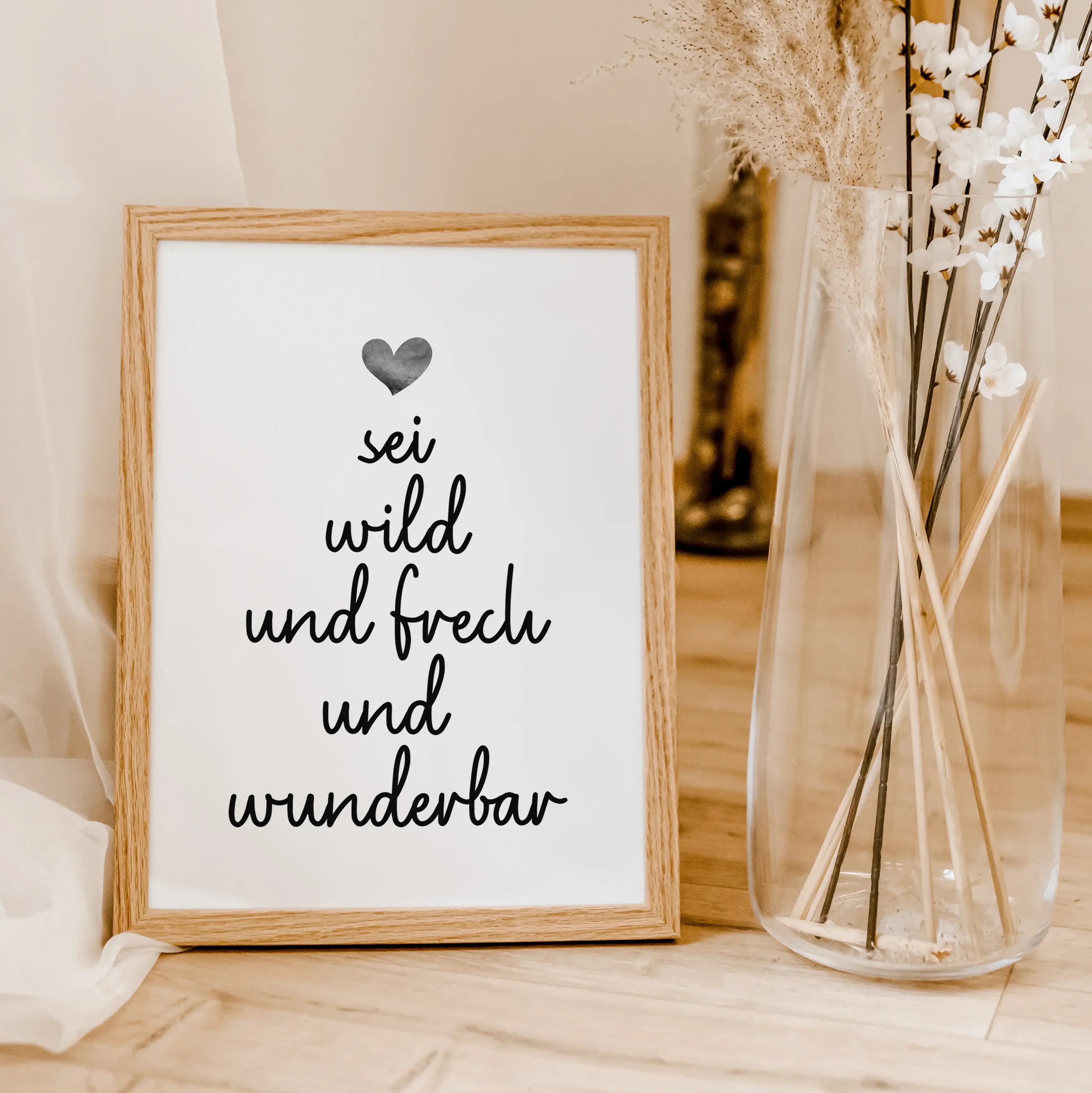 sei frech und wild und wunderbar Poster-famprints-Poster-Unser 'sei frech und wild und wunderbar' Poster beschreibt mit einem tollen Spruch welche Freiheiten ein Kind haben sollte. Der handgeschriebene Schriftzug in Schreibschrift befindet sich mittig auf