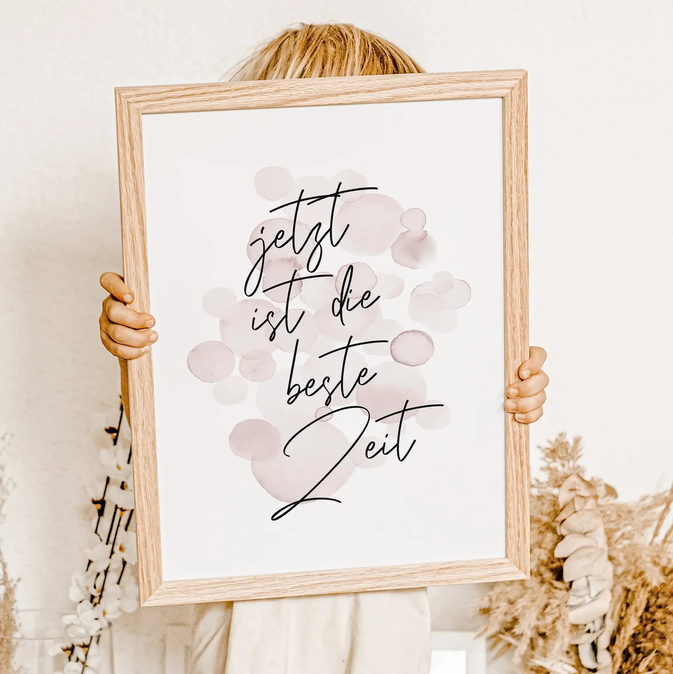 Poster 'Jetzt ist die beste Zeit'-famprints-Poster-Das 'Jetzt ist die beste Zeit' Kinder Poster zeigt wie toll die Kindheit doch ist. Unbeschwert spielen ohne sich Gedanken über etwas machen zu müssen. Auf dem Kinder Poster befindet sich der schwarze hand