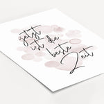 Poster 'Jetzt ist die beste Zeit'-famprints-Poster-Das 'Jetzt ist die beste Zeit' Kinder Poster zeigt wie toll die Kindheit doch ist. Unbeschwert spielen ohne sich Gedanken über etwas machen zu müssen. Auf dem Kinder Poster befindet sich der schwarze hand