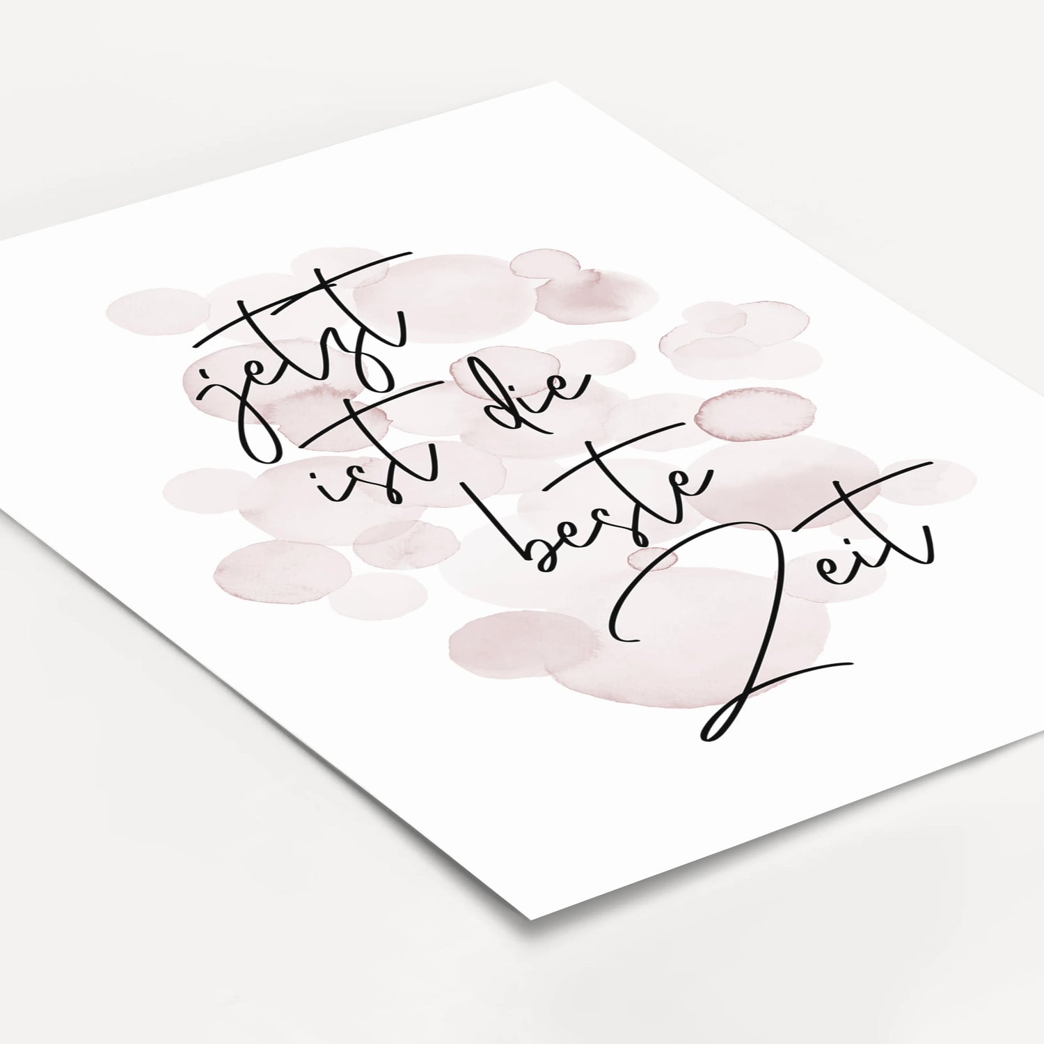 Poster 'Jetzt ist die beste Zeit'-famprints-Poster-Das 'Jetzt ist die beste Zeit' Kinder Poster zeigt wie toll die Kindheit doch ist. Unbeschwert spielen ohne sich Gedanken über etwas machen zu müssen. Auf dem Kinder Poster befindet sich der schwarze hand
