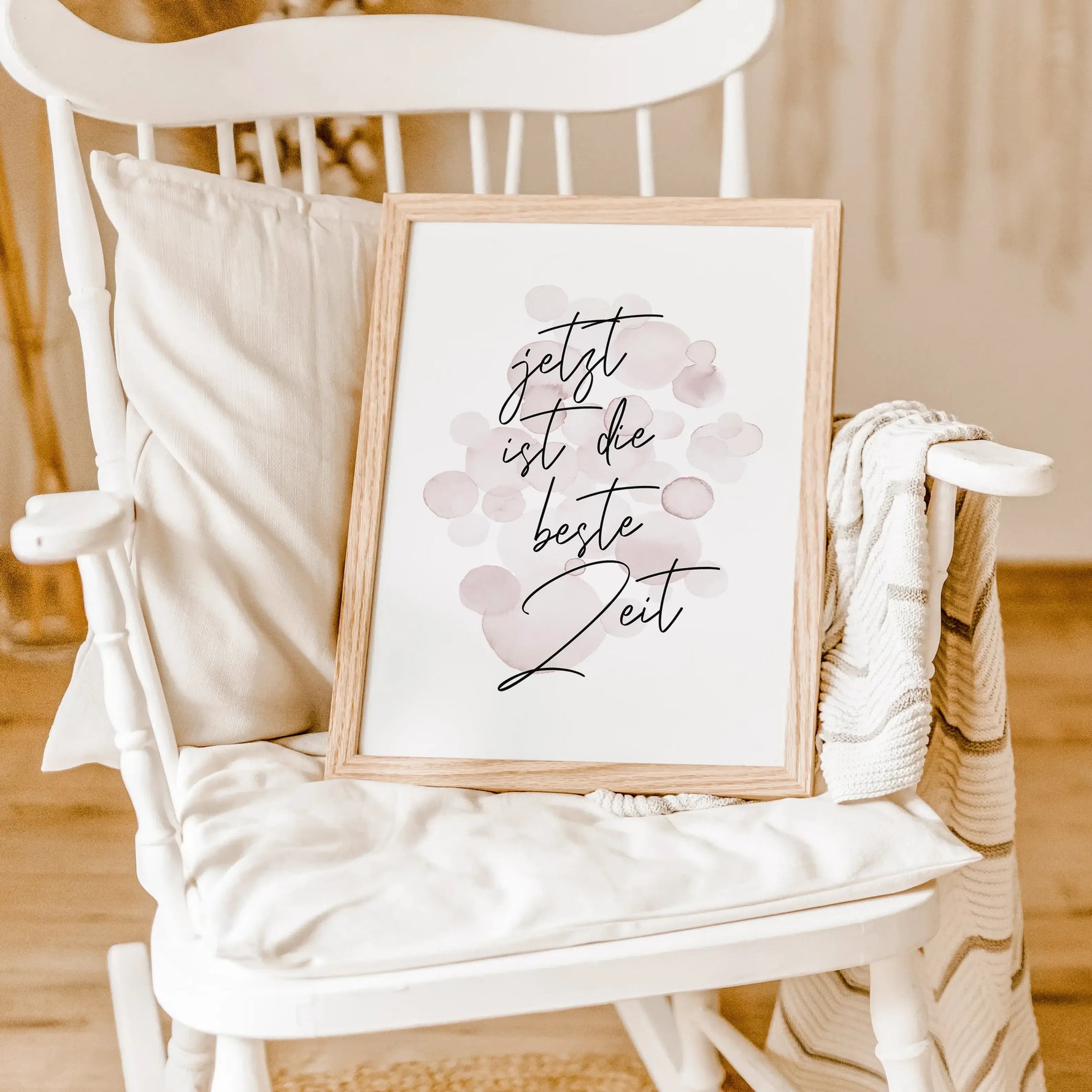 Poster 'Jetzt ist die beste Zeit'-famprints-Poster-Das 'Jetzt ist die beste Zeit' Kinder Poster zeigt wie toll die Kindheit doch ist. Unbeschwert spielen ohne sich Gedanken über etwas machen zu müssen. Auf dem Kinder Poster befindet sich der schwarze hand