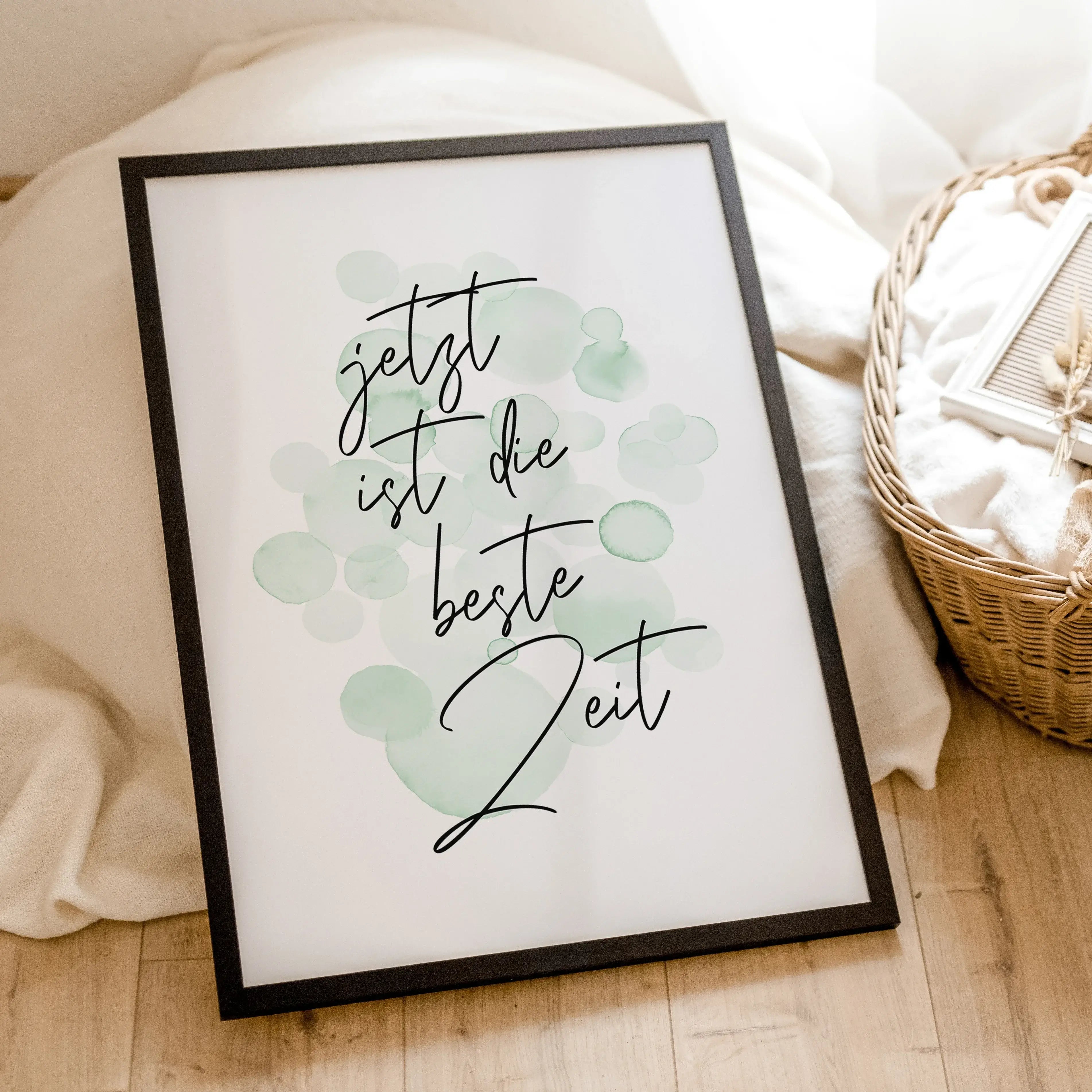 Poster 'Jetzt ist die beste Zeit'-famprints-Poster-Das 'Jetzt ist die beste Zeit' Kinder Poster zeigt wie toll die Kindheit doch ist. Unbeschwert spielen ohne sich Gedanken über etwas machen zu müssen. Auf dem Kinder Poster befindet sich der schwarze hand