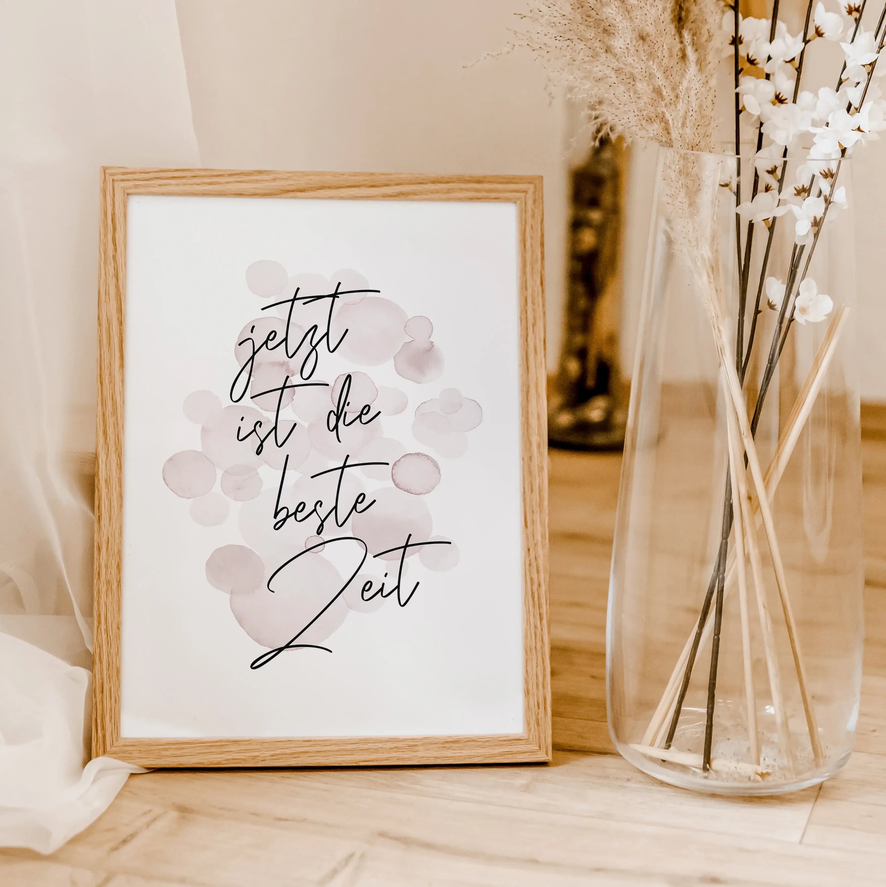 Poster 'Jetzt ist die beste Zeit'-famprints-Poster-Das 'Jetzt ist die beste Zeit' Kinder Poster zeigt wie toll die Kindheit doch ist. Unbeschwert spielen ohne sich Gedanken über etwas machen zu müssen. Auf dem Kinder Poster befindet sich der schwarze hand