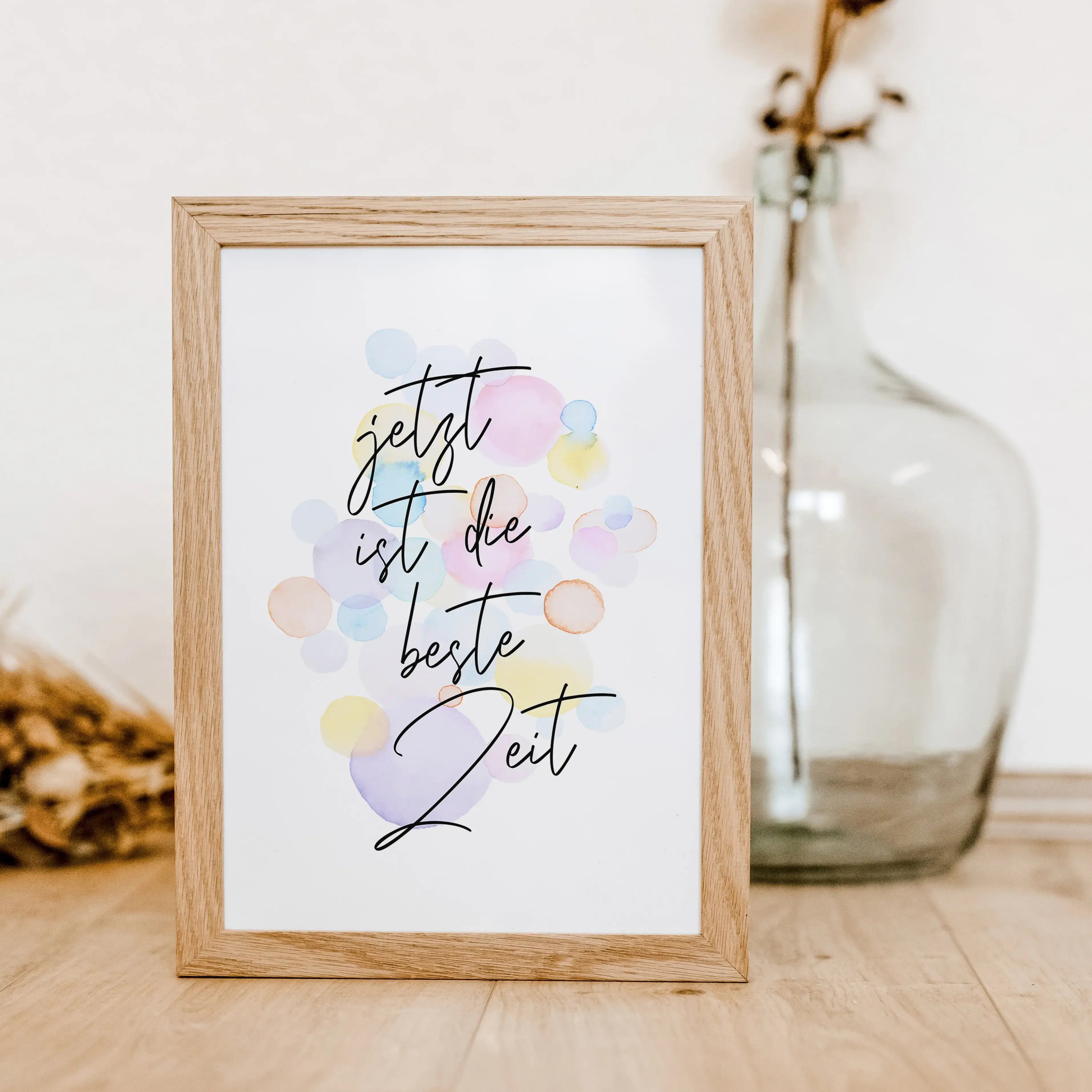 Poster 'Jetzt ist die beste Zeit'-famprints-Poster-Das 'Jetzt ist die beste Zeit' Kinder Poster zeigt wie toll die Kindheit doch ist. Unbeschwert spielen ohne sich Gedanken über etwas machen zu müssen. Auf dem Kinder Poster befindet sich der schwarze hand