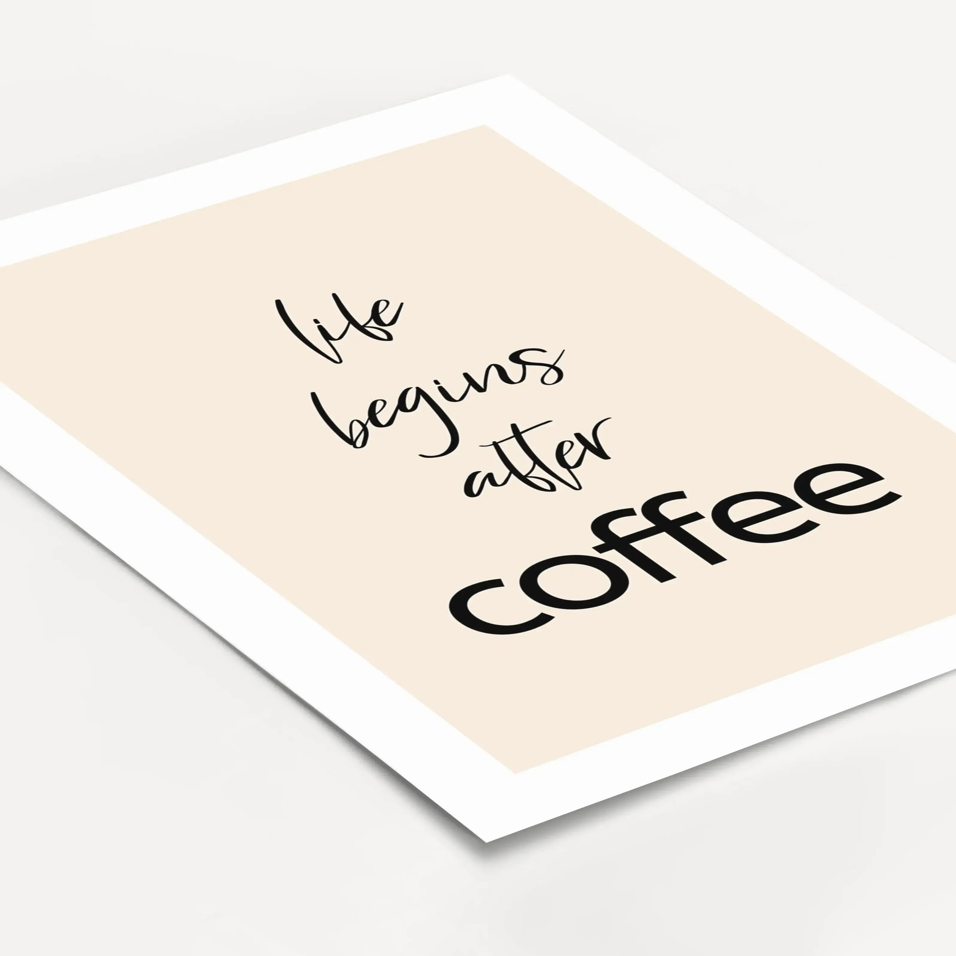 Kaffee Poster 'life begins'-Poster-famprints-Das Kaffee Poster life begins bringt genau das Gefühl an die Wand, das viele kennen: Der Tag startet erst richtig mit der ersten Tasse Kaffee. Mit klarer Typografie, ruhigem Design und einer modernen Aussage wi