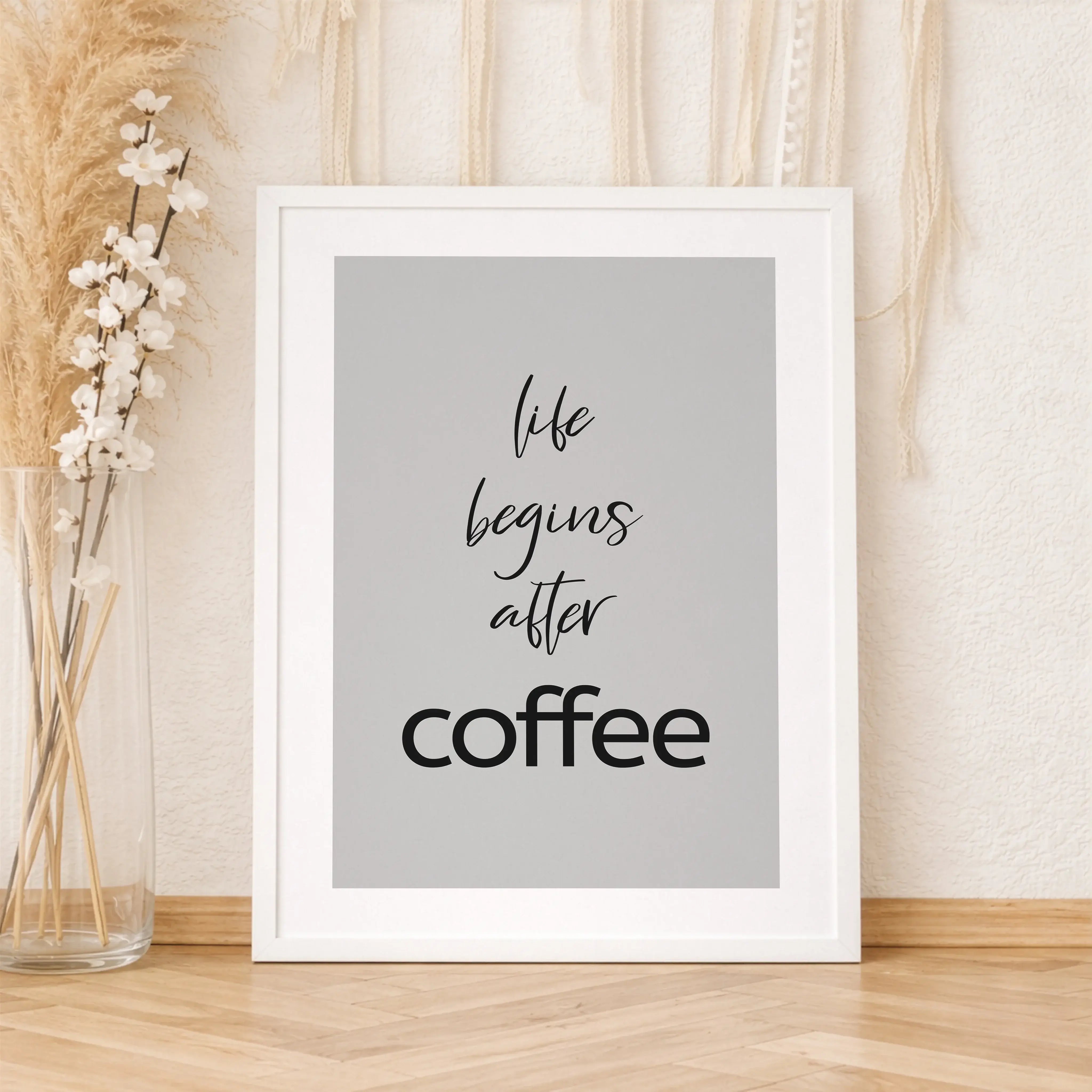 Kaffee Poster 'life begins'-Poster-famprints-Das Kaffee Poster life begins bringt genau das Gefühl an die Wand, das viele kennen: Der Tag startet erst richtig mit der ersten Tasse Kaffee. Mit klarer Typografie, ruhigem Design und einer modernen Aussage wi