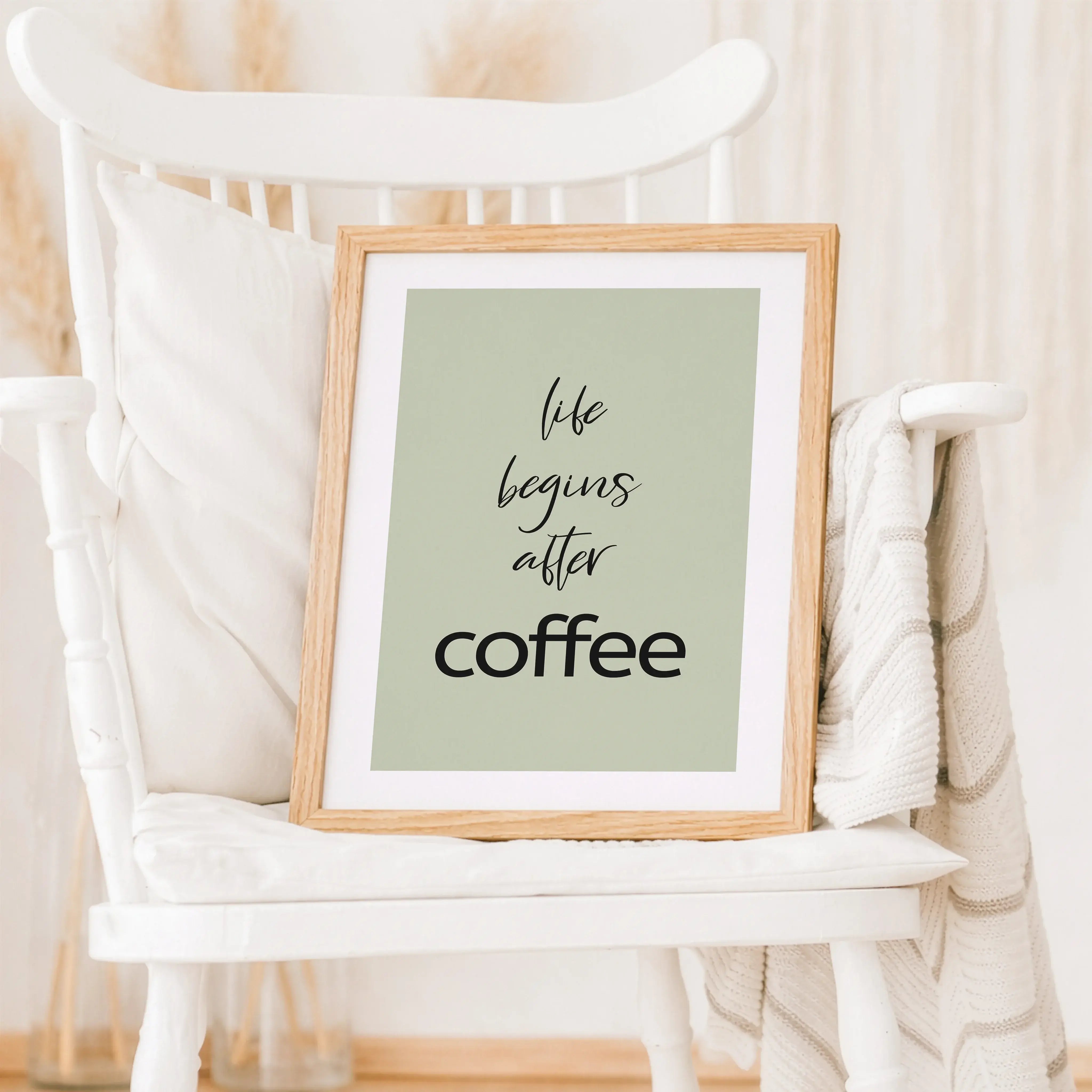 Kaffee Poster 'life begins'-Poster-famprints-Das Kaffee Poster life begins bringt genau das Gefühl an die Wand, das viele kennen: Der Tag startet erst richtig mit der ersten Tasse Kaffee. Mit klarer Typografie, ruhigem Design und einer modernen Aussage wi