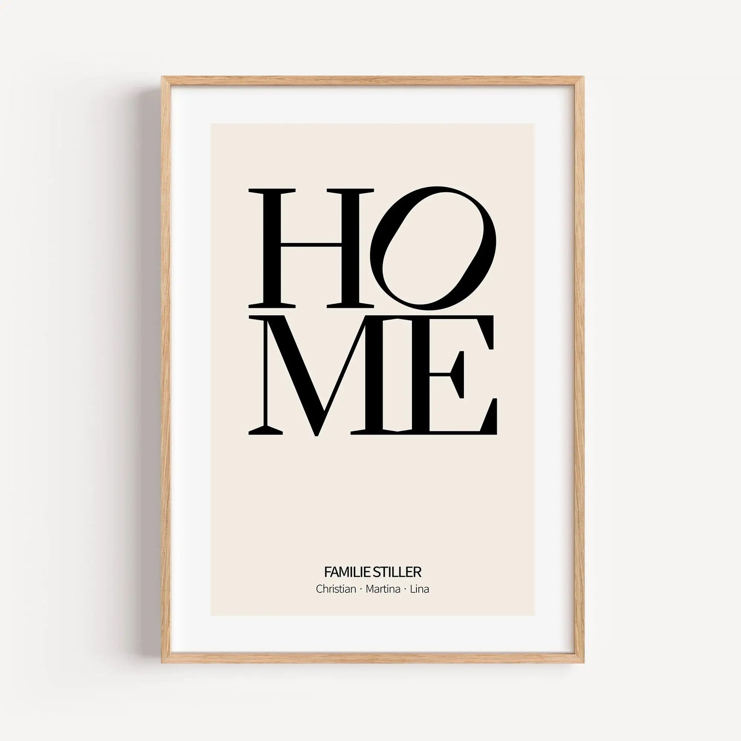 Home Poster-famprints-Personalisiertes Poster-Auf dem Poster 'Home' findest du den Schriftzug 'Home' - HO und ME stehen untereinander mit einem leicht gekippten O. Das moderne Poster kannst du mit deinem Wunschtext personalisieren. In unserem Beispiel hab